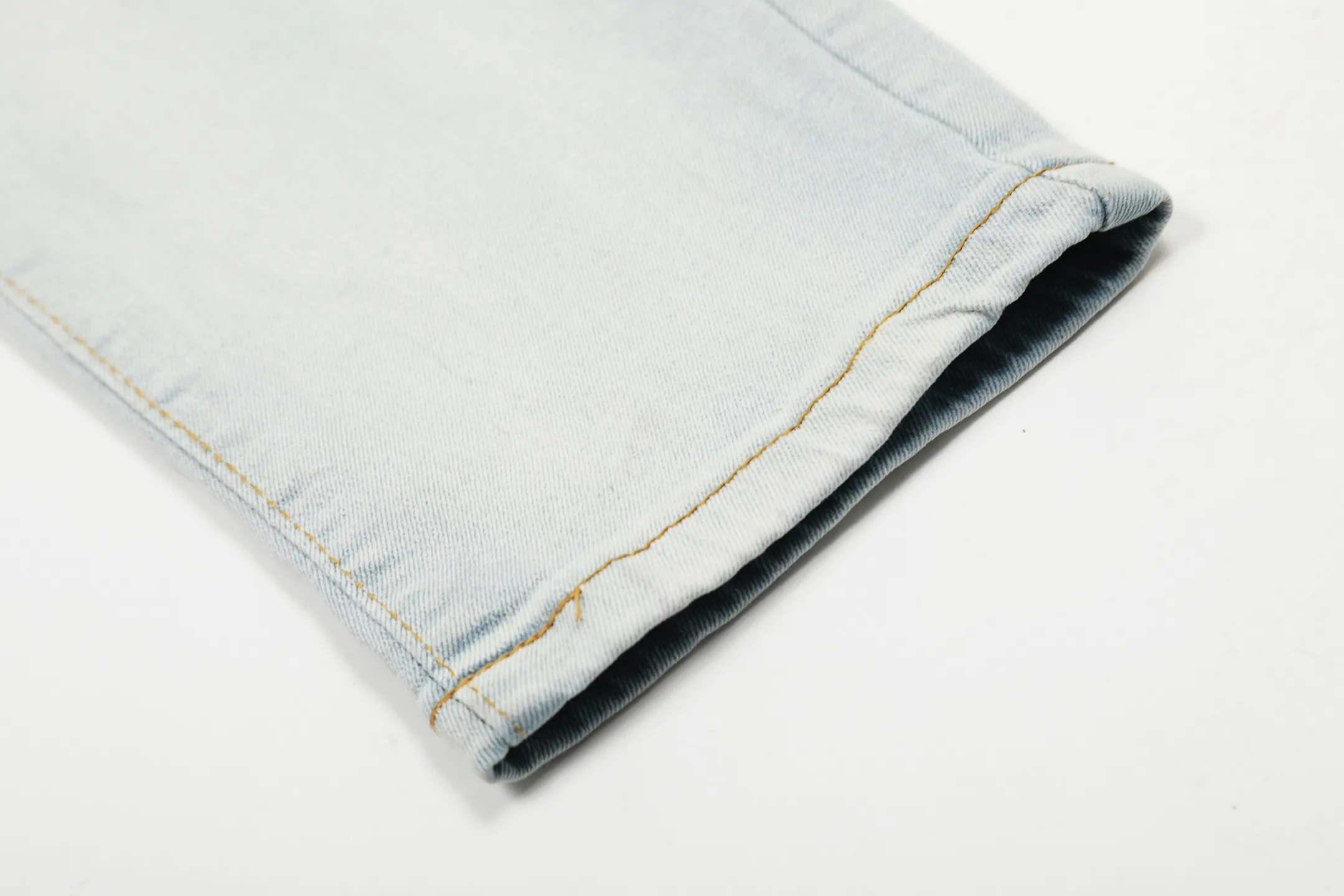 ￼#M16 P168💰 AMIRI patch embroidery jeans trousers AMIRI high street basic ripped tight elastic jeans trousers amiri brand jeans break the production process and cutting of the original jeans, the fabrics are softer and more comfortable Hand-sewn collar label Customized logo buttons Genuine leather tag Color: Picture color Size: 30-32-34-36