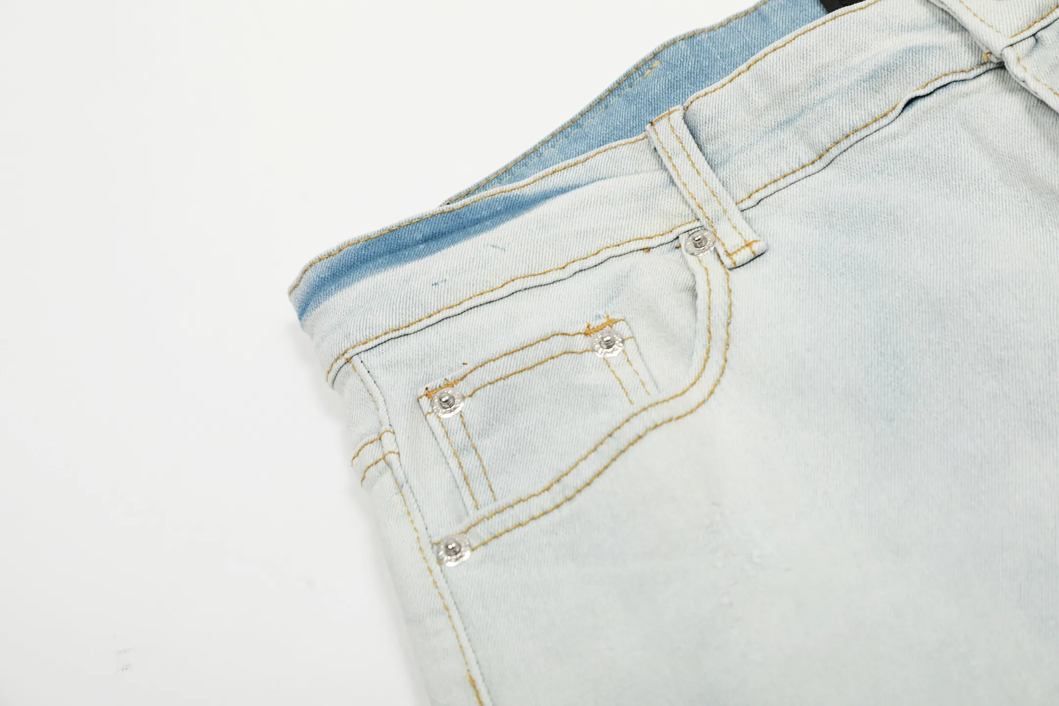 ￼#M16 P168💰 AMIRI patch embroidery jeans trousers AMIRI high street basic ripped tight elastic jeans trousers amiri brand jeans break the production process and cutting of the original jeans, the fabrics are softer and more comfortable Hand-sewn collar label Customized logo buttons Genuine leather tag Color: Picture color Size: 30-32-34-36