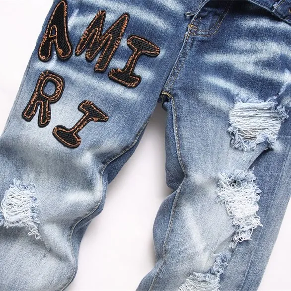 P180 Top replica AMIRI splash-ink medal patch embroidered jeans trousers AMIRI high street basic ripped tight stretch jeans trousers Amiriamiri is transliterated as Emil, which is the name of the founder. Mike Amiri, the founder of amiri, grew up in Los Angeles, USA. He was influenced by the local street culture Rock since he was a child, so he founded the amiri brand named after himself. A variety of trendy brand clothing meets the needs of different fashion players. Amiri clothing has novel and unique styles and is a well-known street brand in the United States. Many of its styles and styles are loved by many street photographers. Various clothing styles meet the needs of different people, show their unique temperament, and show the trend of dressing. amiri's jeans are relatively famous. Not only do they have many styles, but the quality of the jeans is also very good. Many celebrities have also worn amiri brand jeans.  The jeans of the amiri brand break through the production process and cutting of the original jeans. The fabrics are relatively soft and comfortable, and are not as hard as some jeans, which can irritate the skin and cause the skin to bleed when worn. Los Angeles trendy brand Amiri's jeans are made with great detail from tailoring to texture, adding wrinkles, bullet holes, damage and other details to add to the trendiness of the jeans. You can choose the style that suits you according to your own needs. Only when you wear a suitable style can you have a certain sense of fashion.  In recent years, high street has become a word that appears more and more frequently in men's clothing. High street style has also become an important direction for everyone's matching. High street related items are basically inseparable from oversize or off-shoulder tops. The lower body is matched with trackpants or tight-fitting denim. In my opinion, the most representative one is perhaps annihilation. Color; picture color Size: m l xl xxl