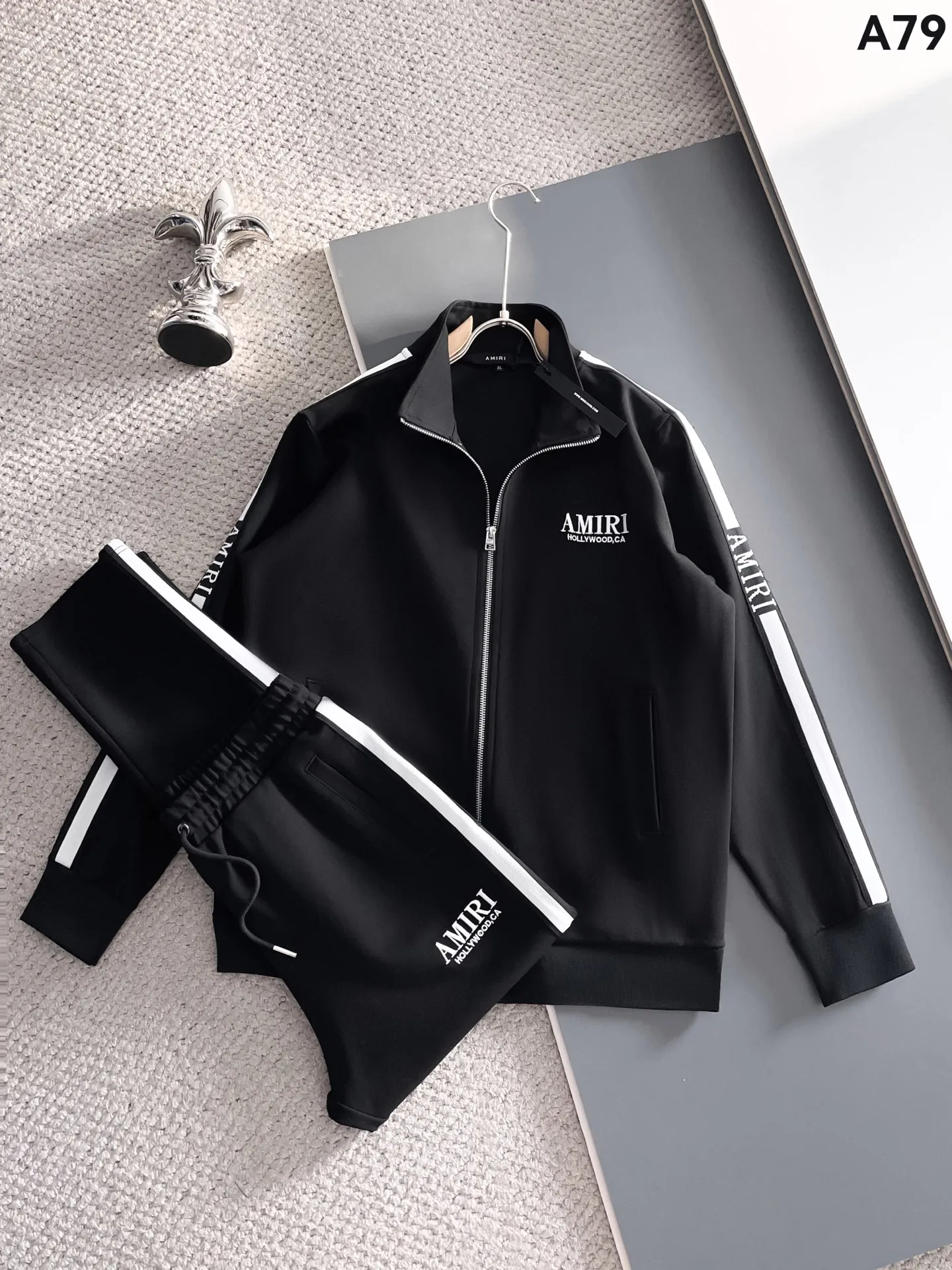 P620 🌸🌸🌸🌸🌸 Amiri 2025 autumn and winter new casual suit! My favorite is simple and elegant, one of the most popular brands of the year, clean and neat tailoring, full of urban style. Exclusive top-quality customized fabrics are available. It feels soft and dry, and the upper body effect is crisp and stylish. The three-dimensional cutting process and the pattern are of high standards. You will feel good when you wear them. There are so many top-quality raw materials. You don’t have to think about how to match it, it has a strong upper body feel, it is definitely at the forefront of fashion, and it is very comfortable to wear. There is no need to say much about the style and cut of the pants, it can be easily done in one set! Customized fabrics provided by customers, smooth to the touch and full of texture on the upper body! The overall design is simple and elegant without losing style, creating a high-end product with unparalleled value. The upper body effect is super nice! Color: Picture color, complete with three standards Size: M, L, xL, xxL, xxxL