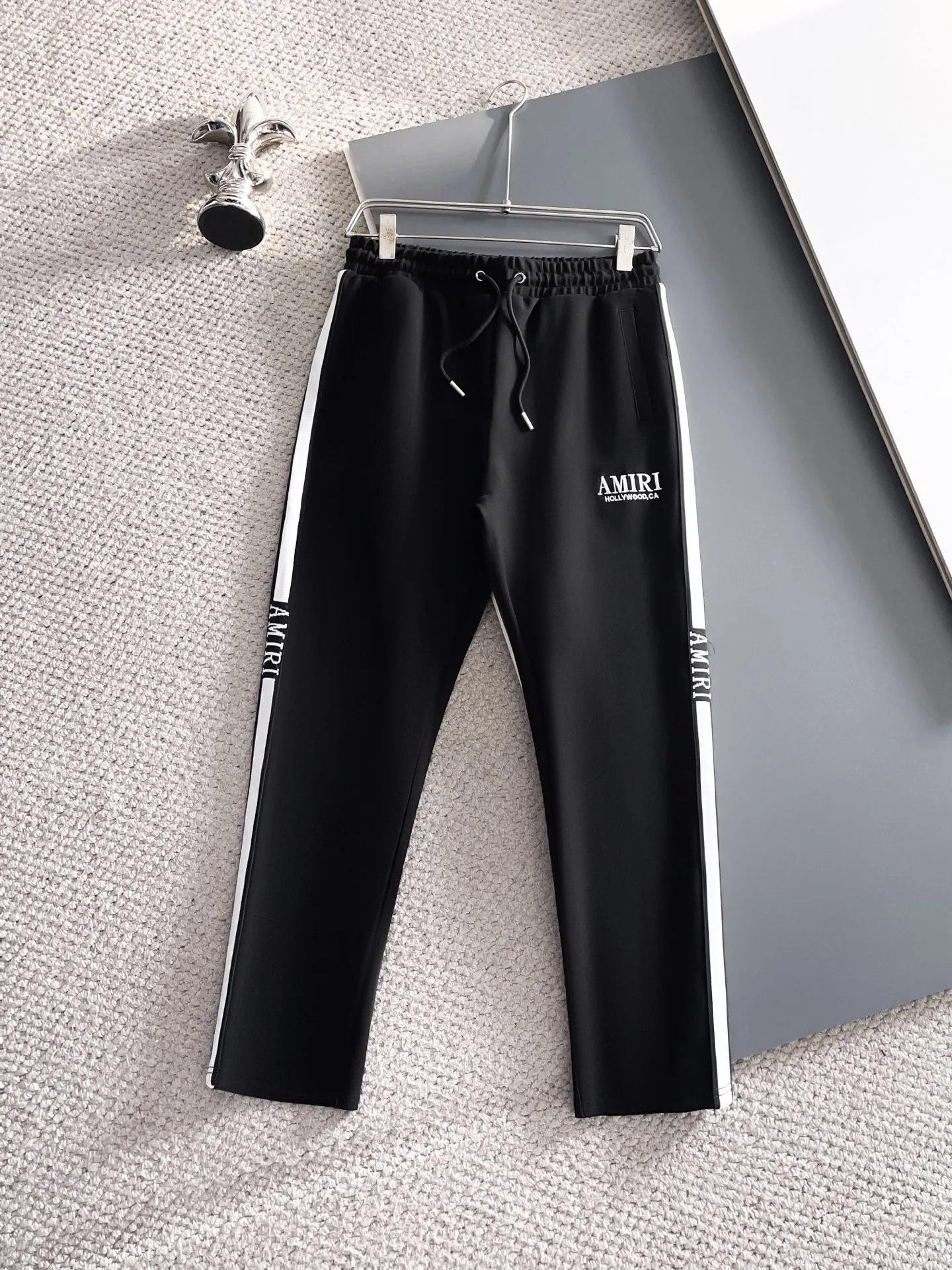 P620 🌸🌸🌸🌸🌸 Amiri 2025 autumn and winter new casual suit! My favorite is simple and elegant, one of the most popular brands of the year, clean and neat tailoring, full of urban style. Exclusive top-quality customized fabrics are available. It feels soft and dry, and the upper body effect is crisp and stylish. The three-dimensional cutting process and the pattern are of high standards. You will feel good when you wear them. There are so many top-quality raw materials. You don’t have to think about how to match it, it has a strong upper body feel, it is definitely at the forefront of fashion, and it is very comfortable to wear. There is no need to say much about the style and cut of the pants, it can be easily done in one set! Customized fabrics provided by customers, smooth to the touch and full of texture on the upper body! The overall design is simple and elegant without losing style, creating a high-end product with unparalleled value. The upper body effect is super nice! Color: Picture color, complete with three standards Size: M, L, xL, xxL, xxxL