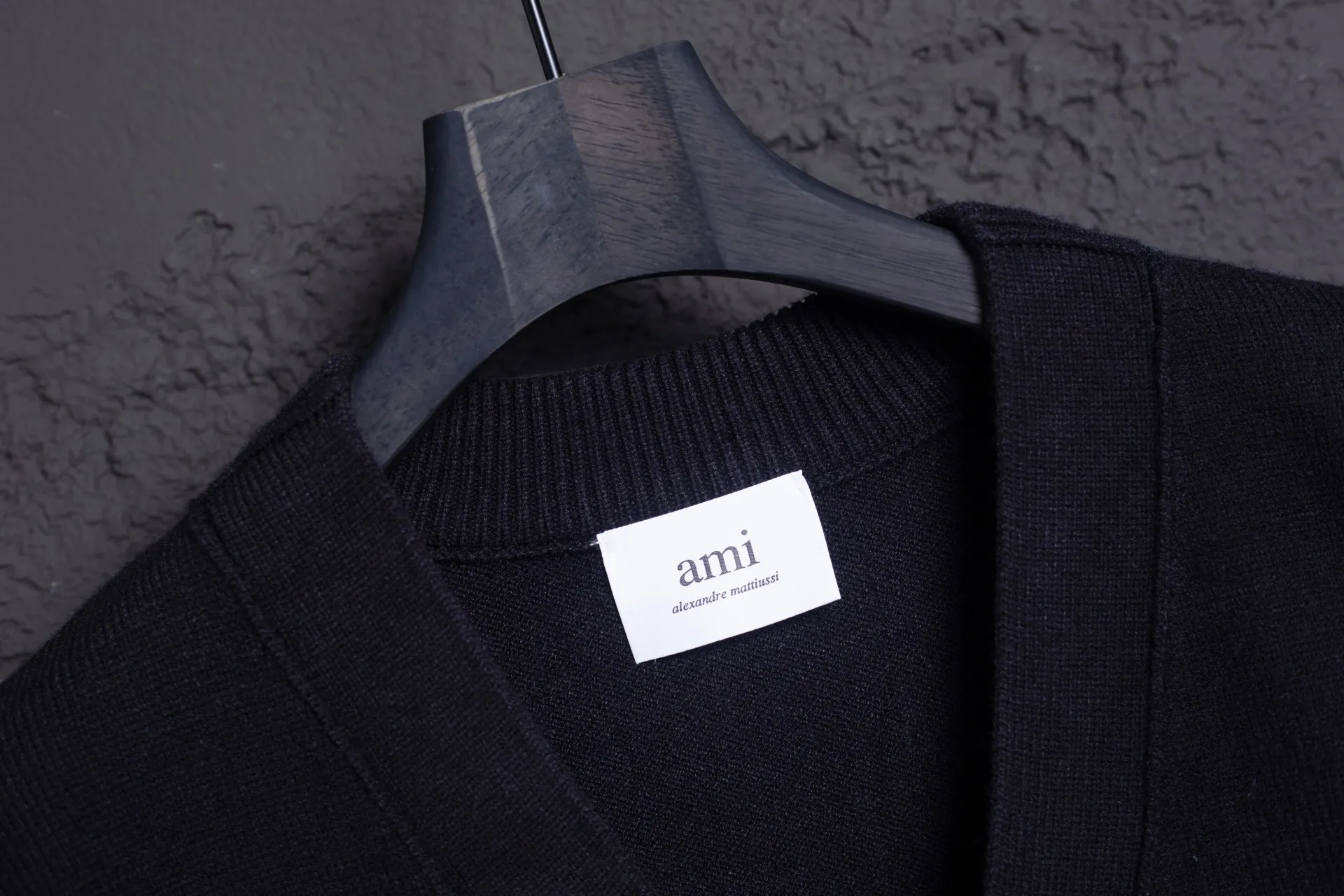 P186 Style No.: MQ802 AMI Classic Big Love Series Jacquard Cardigan Sweater Highest Version Supports Comparison Color: Black White Heart Size: S-XL