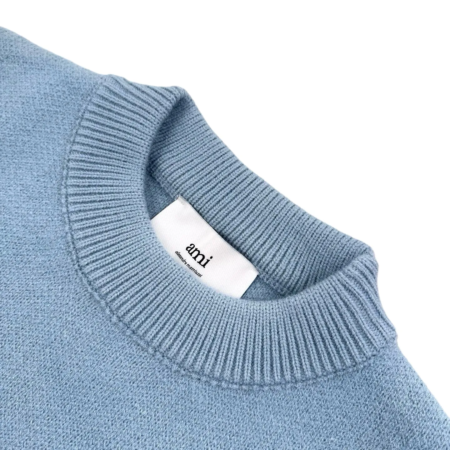 🅿️460 [Exclusive supply] Ami love jacquard crew neck sweater (blue). The original purchase was 4,900 and developed. The fabric is made of custom-woven and dyed luxurious Merino wool. It is soft, delicate and comfortable to the skin. It uses high-grade morning mist gray as the ink. The gentle riot of grayscale aesthetics. A contrasting love heart jumps on the chest. It quietly exudes its own charming halo. The brand is fully recognizable. The elegance and casualness of French fashion is the ultimate simplification of color. It also conveys the love and persistence of life. Meet the king of extreme simplicity and deserve to be versatile. It is made of jacquard tissue imported from Germany. The arrangement and interweaving of yarns are precisely controlled and carefully interwoven on the loom. The Ami love jacquard art pattern is inlaid. The fabric is more vivid and three-dimensional. The washing water of the garment is softened and deodorized. The clothes are deeply cleaned and deodorized through professional washing equipment and specific detergents to improve the feel and appearance of the clothes. Size:S-M-L-XL