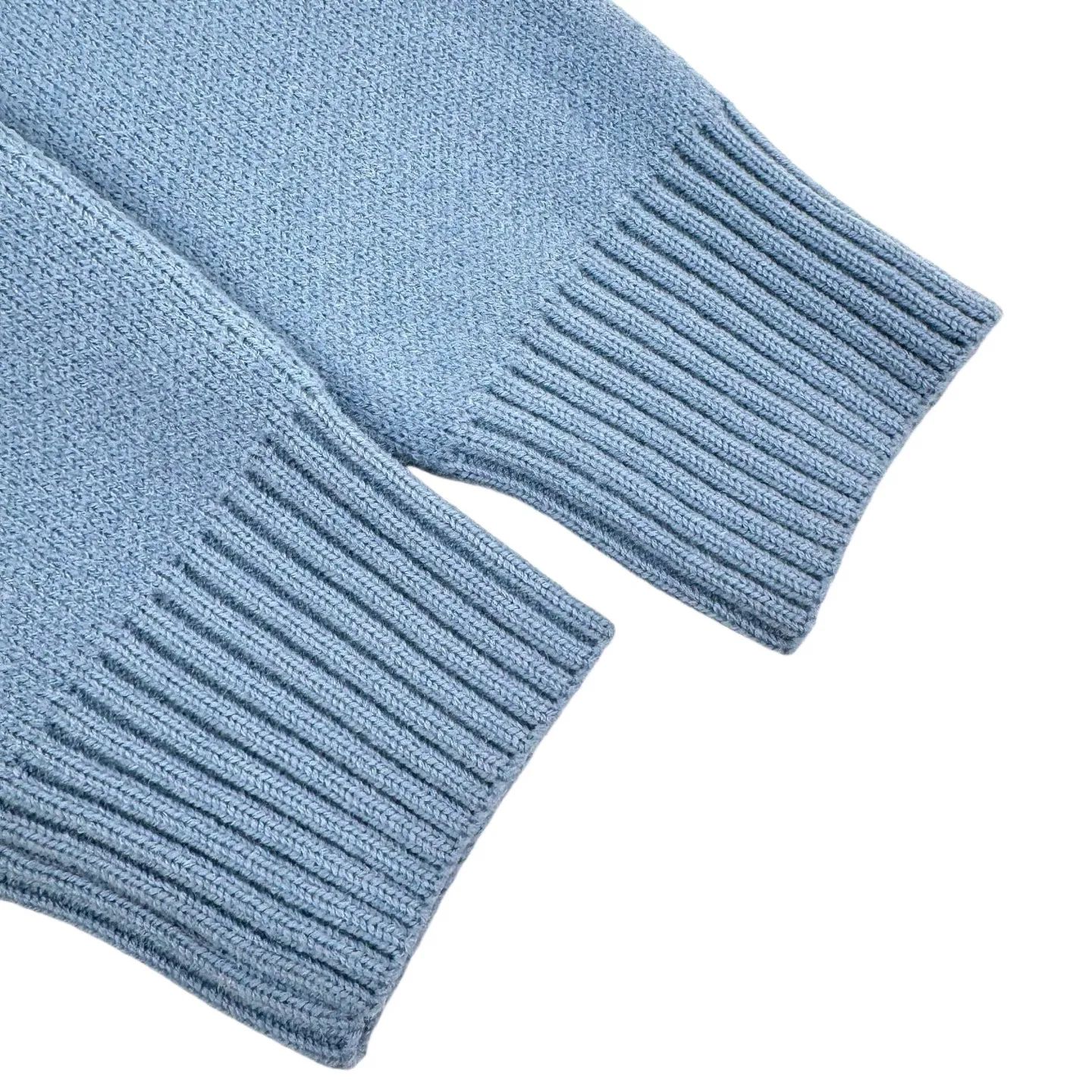 🅿️460 [Exclusive supply] Ami love jacquard crew neck sweater (blue). The original purchase was 4,900 and developed. The fabric is made of custom-woven and dyed luxurious Merino wool. It is soft, delicate and comfortable to the skin. It uses high-grade morning mist gray as the ink. The gentle riot of grayscale aesthetics. A contrasting love heart jumps on the chest. It quietly exudes its own charming halo. The brand is fully recognizable. The elegance and casualness of French fashion is the ultimate simplification of color. It also conveys the love and persistence of life. Meet the king of extreme simplicity and deserve to be versatile. It is made of jacquard tissue imported from Germany. The arrangement and interweaving of yarns are precisely controlled and carefully interwoven on the loom. The Ami love jacquard art pattern is inlaid. The fabric is more vivid and three-dimensional. The washing water of the garment is softened and deodorized. The clothes are deeply cleaned and deodorized through professional washing equipment and specific detergents to improve the feel and appearance of the clothes. Size:S-M-L-XL