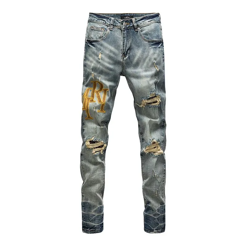 #N10 P246💰 (Top version) AMIRI hot high street jeans slim fit stretch washed knife cut trousers men's fashion AMIRI amiri is transliterated as Emil, which is the name of the founder. Mike Amiri, the founder of amiri, grew up in Los Angeles, USA. He was influenced by local street culture and Punk Rock since childhood, so he founded the amiri brand named after himself. A variety of trendy clothing meets the needs of different trendy players. Amiri clothing has novel and unique styles and is a well-known street brand in the United States. The styles and styles of many clothes are loved by many street photographers. The various clothing styles meet the dressing needs of different people, show their unique temperament, and show the trend of dressing. amiri's jeans are relatively famous. Not only do they have many styles, but the quality of the jeans is also very good. Many celebrities have also worn amiri brand jeans. Color: Picture color Size: 28, 30, 32, 34, 36 28 30 32 34 36 Waist 71 76 81 86 91 Qianlang 26.5 27.5 28.5 29.5 30.5 Hou Lang 37 38 39 40 41 Foot 14 14.8 15.6 16.4 17.2 Foreign Minister 100 102 104 106 107