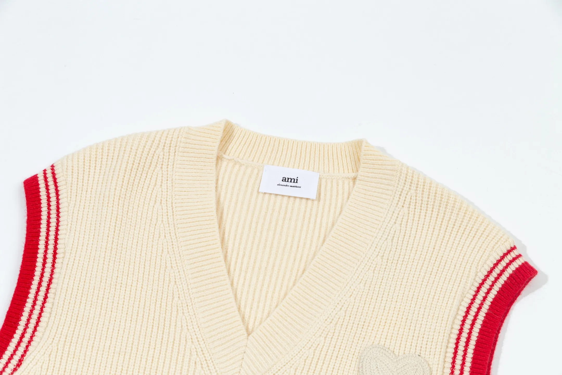 A8188# AMI Paris 2025 Autumn and Winter New Arrival Woven ADC Striped V-neck Pullover Vest Love Text Logo Sheep Knitted Sweater Bottoming Vest High Weight Oversize Version Same Style for Men and Women Color: Baolan Apricot Code Number: S-XL
