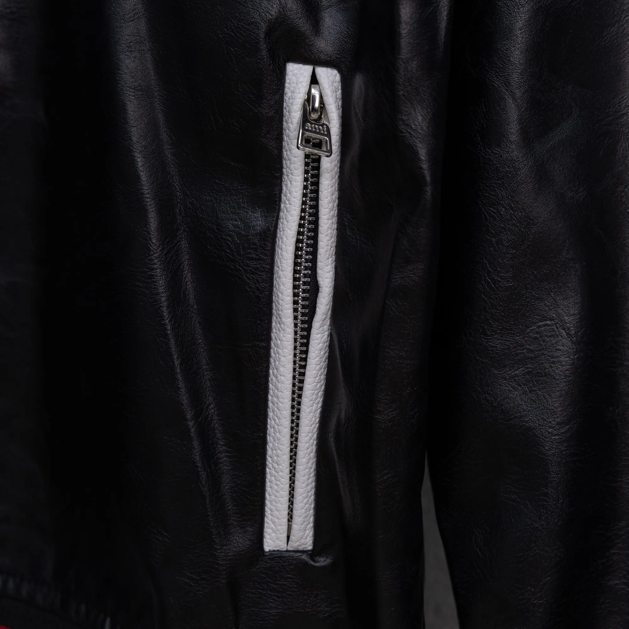 P420 AMIRI catwalk style all-leather baseball jacket. I ordered the original model and took a month to finally ship it. I love it so much. The upper body is really cool. A Douyin blogger said that this year's new jacket will become a future trend. If you look through street photos, you will find that celebrities regard it as a collectible jacket, a must-have item for men and women who want light luxury for commuting. Developing the highest version on the entire network, it took 1 month to customize and the cost was extremely high. The German imported flat-machine made custom-woven wool jacquard threads, using the first layer of imported lambskin. The pleated texture is unparalleled. It is hand-cut and meticulously crafted. The stitching position is very technical. Whether the whole garment is good or not depends on this position. Top-notch workmanship and details can stand the test. A full set of customized accessories, the letters are clear and perfectly restored without any difference. High-end atmosphere and full grade! The entire dress is exclusively customized with heavy craftsmanship. The towel patch embroidery is perfectly combined with craft embroidery and precise stitching! Absolute craftsmanship quality! Size: M L XL XXL