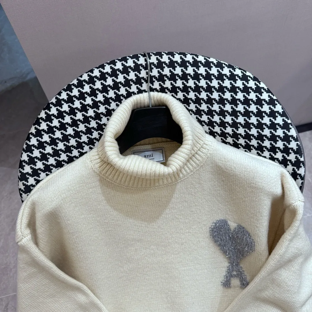 🅿️370 AMI Paris Ami 24 new round neck knitted pullover turtleneck sweater for autumn and winter. The brand's classic love contrast silver thread logo decoration is simple and big-name. It is high-end and versatile. The loose fit makes the upper body slim and not unflattering. The upper body of wool blended fabric is soft, comfortable and not prickly. Wear a coat as an inner layer. It is simply perfect. Recommended for daily outings and leisure.