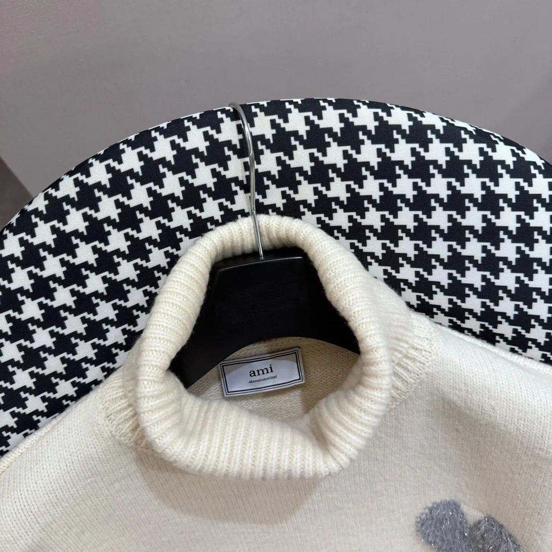 🅿️370 AMI Paris Ami 24 new round neck knitted pullover turtleneck sweater for autumn and winter. The brand's classic love contrast silver thread logo decoration is simple and big-name. It is high-end and versatile. The loose fit makes the upper body slim and not unflattering. The upper body of wool blended fabric is soft, comfortable and not prickly. Wear a coat as an inner layer. It is simply perfect. Recommended for daily outings and leisure.