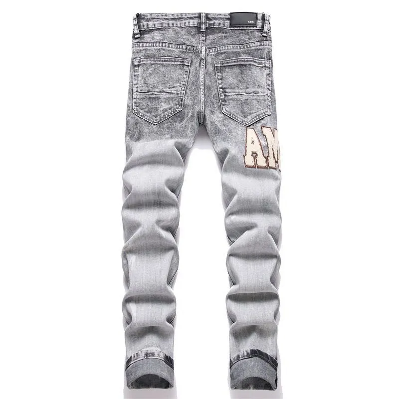 P180 Top replica AMIRI splash-ink medal patch embroidered jeans trousers AMIRI high street basic ripped tight stretch jeans trousers Amiriamiri is transliterated as Emil, which is the name of the founder. Mike Amiri, the founder of amiri, grew up in Los Angeles, USA. He was influenced by the local street culture Rock since he was a child, so he founded the amiri brand named after himself. A variety of trendy brand clothing meets the needs of different fashion players. Amiri clothing has novel and unique styles and is a well-known street brand in the United States. Many of its styles and styles are loved by many street photographers. Various clothing styles meet the needs of different people, show their unique temperament, and show the trend of dressing. amiri's jeans are relatively famous. Not only do they have many styles, but the quality of the jeans is also very good. Many celebrities have also worn amiri brand jeans.  The jeans of the amiri brand break through the production process and cutting of the original jeans. The fabrics are relatively soft and comfortable, and are not as hard as some jeans, which can irritate the skin and cause the skin to bleed when worn. Los Angeles trendy brand Amiri's jeans are made with great detail from tailoring to texture, adding wrinkles, bullet holes, damage and other details to add to the trendiness of the jeans. You can choose the style that suits you according to your own needs. Only when you wear a suitable style can you have a certain sense of fashion.  In recent years, high street has become a word that appears more and more frequently in men's clothing. High street style has also become an important direction for everyone's matching. High street related items are basically inseparable from oversize or off-shoulder tops. The lower body is matched with trackpants or tight-fitting denim. In my opinion, the most representative one is perhaps annihilation. Color; picture color Size: m l xl xxl