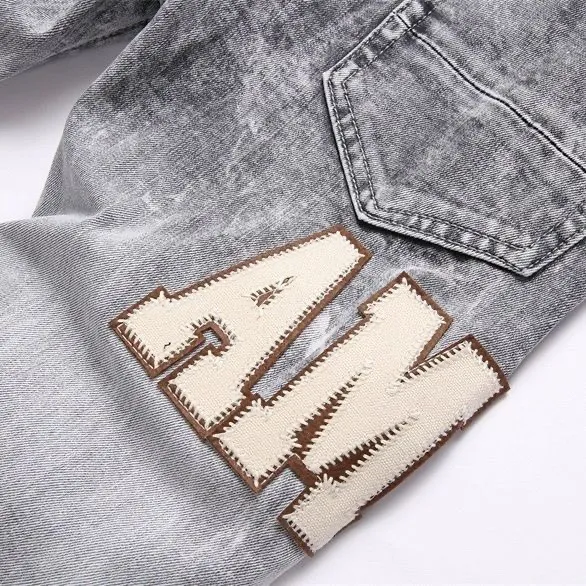 P180 Top replica AMIRI splash-ink medal patch embroidered jeans trousers AMIRI high street basic ripped tight stretch jeans trousers Amiriamiri is transliterated as Emil, which is the name of the founder. Mike Amiri, the founder of amiri, grew up in Los Angeles, USA. He was influenced by the local street culture Rock since he was a child, so he founded the amiri brand named after himself. A variety of trendy brand clothing meets the needs of different fashion players. Amiri clothing has novel and unique styles and is a well-known street brand in the United States. Many of its styles and styles are loved by many street photographers. Various clothing styles meet the needs of different people, show their unique temperament, and show the trend of dressing. amiri's jeans are relatively famous. Not only do they have many styles, but the quality of the jeans is also very good. Many celebrities have also worn amiri brand jeans.  The jeans of the amiri brand break through the production process and cutting of the original jeans. The fabrics are relatively soft and comfortable, and are not as hard as some jeans, which can irritate the skin and cause the skin to bleed when worn. Los Angeles trendy brand Amiri's jeans are made with great detail from tailoring to texture, adding wrinkles, bullet holes, damage and other details to add to the trendiness of the jeans. You can choose the style that suits you according to your own needs. Only when you wear a suitable style can you have a certain sense of fashion.  In recent years, high street has become a word that appears more and more frequently in men's clothing. High street style has also become an important direction for everyone's matching. High street related items are basically inseparable from oversize or off-shoulder tops. The lower body is matched with trackpants or tight-fitting denim. In my opinion, the most representative one is perhaps annihilation. Color; picture color Size: m l xl xxl