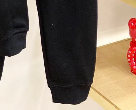 P360 AMIRI] (Gospel for Fatty) Hot-selling suit is coming. Focus on the original version of the official website. 2025 new hot-selling sweatshirt suit. The original order is the best product. It is the meticulous work of top designers. It has a fitting and perfect upper body effect. All-natural high-quality Roman cotton 100%, close-fitting comfort, noble and elegant! Original hardware embodies elegance and nobility! Counter size: M-5XL (maximum wear up to 220 pounds)