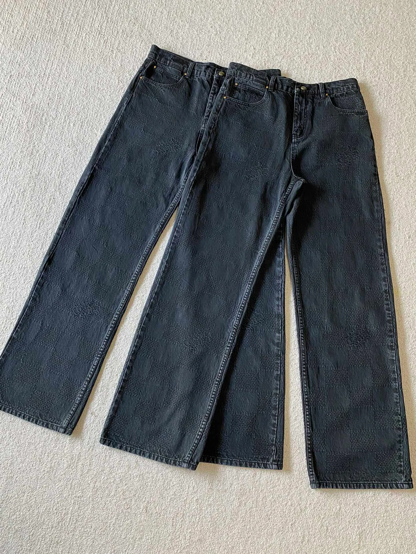 LU black checkerboard denim straight trousers ⚠️Original purchase, 600, skateboard straight version, Marque L. Uuitton deposee logo integrated into 3D Damier jacquard, back Damier label, sand washed distressed, topstitch sewing, placket distressed hardware closure #Logo integrated into 3D Damier jacquard 3D Damier jacquard denim fabric is an innovative fabric that combines jacquard technology and the characteristics of denim cloth. The classic plaid pattern is combined with 3D jacquard technology to weave three-dimensional patterns on the fabric through a loom.  The fabric presents an exquisite plaid pattern in appearance, and the pattern is made three-dimensional and layered through jacquard technology. At the same time, it retains the original tough, wear-resistant and durable properties of denim, making the clothes more durable.  # Sandwashed, Faded and Distressed Effect Sandwashed, faded and distressed denim fabric is a specially treated denim fabric that exhibits a whitened and distressed effect. This fabric uses a sand-washing process and special dyeing technology to create a natural wear and fading effect on the denim after washing, making it look more vintage and historical.  #skateboard straight jeans version Skateboard jeans are usually designed to be looser to accommodate the large movements and squatting postures during skateboarding. Jeans have a straight shape and a consistent width from hip to hem. Suitable for all body types, these straight-leg skateboard pants are designed with comfort and freedom in mind for skateboarding.