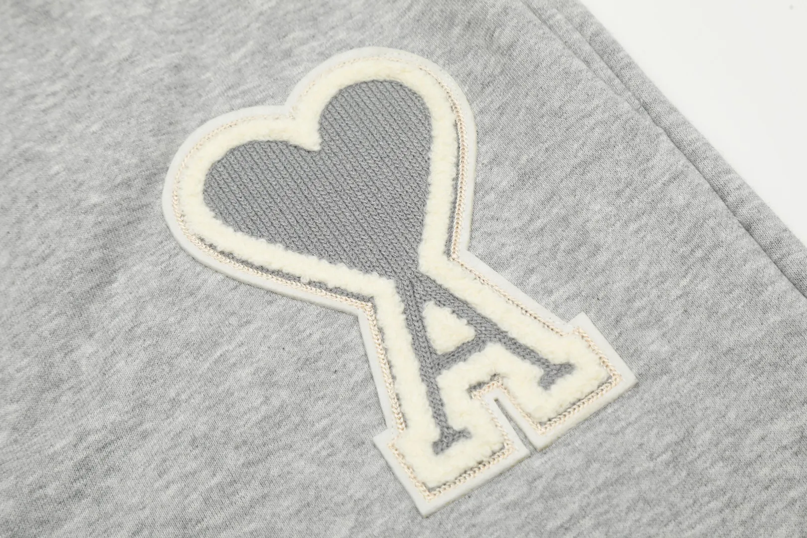 AMI/Amy Big Love Chapter Embroidery Classic Shorts Put aside all the messy words and let’s go directly to the product parameters: ✅380g customized rough-feel fabric ✅Correct workmanship Every detail is 100% restored to the official website ✅The thread is made of 500g high-gram heavyweight pure cotton thread Custom-woven and dyed in the same color in the same tank No color difference with the fabric Machine washable and washed, not easy to deform ✅No comparison and no damage Differentiated from the market currency Correct workmanship details High-quality pure cotton fabric ✅The webbing is made of custom-dyed high-density and high-thickness webbing. Benchmark the official website. ✅The only correct embroidery of the same material on the market. Distinguish the fake ones on the market. ✅The version follows the official website. It is loose and slim and can wear 210 pounds. There is no pressure for global shopping. Size: S-XL. Color (6 colors): Black and black, black and red, white and black, white and red, navy and gray.