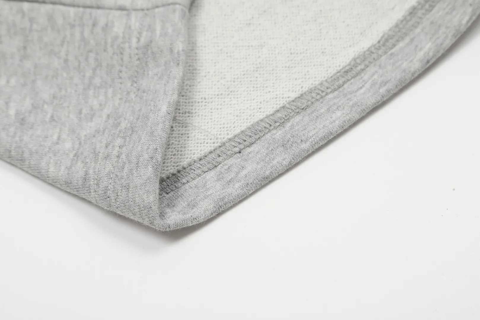 AMI/Amy Big Love Chapter Embroidery Classic Shorts Put aside all the messy words and let’s go directly to the product parameters: ✅380g customized rough-feel fabric ✅Correct workmanship Every detail is 100% restored to the official website ✅The thread is made of 500g high-gram heavyweight pure cotton thread Custom-woven and dyed in the same color in the same tank No color difference with the fabric Machine washable and washed, not easy to deform ✅No comparison and no damage Differentiated from the market currency Correct workmanship details High-quality pure cotton fabric ✅The webbing is made of custom-dyed high-density and high-thickness webbing. Benchmark the official website. ✅The only correct embroidery of the same material on the market. Distinguish the fake ones on the market. ✅The version follows the official website. It is loose and slim and can wear 210 pounds. There is no pressure for global shopping. Size: S-XL. Color (6 colors): Black and black, black and red, white and black, white and red, navy and gray.