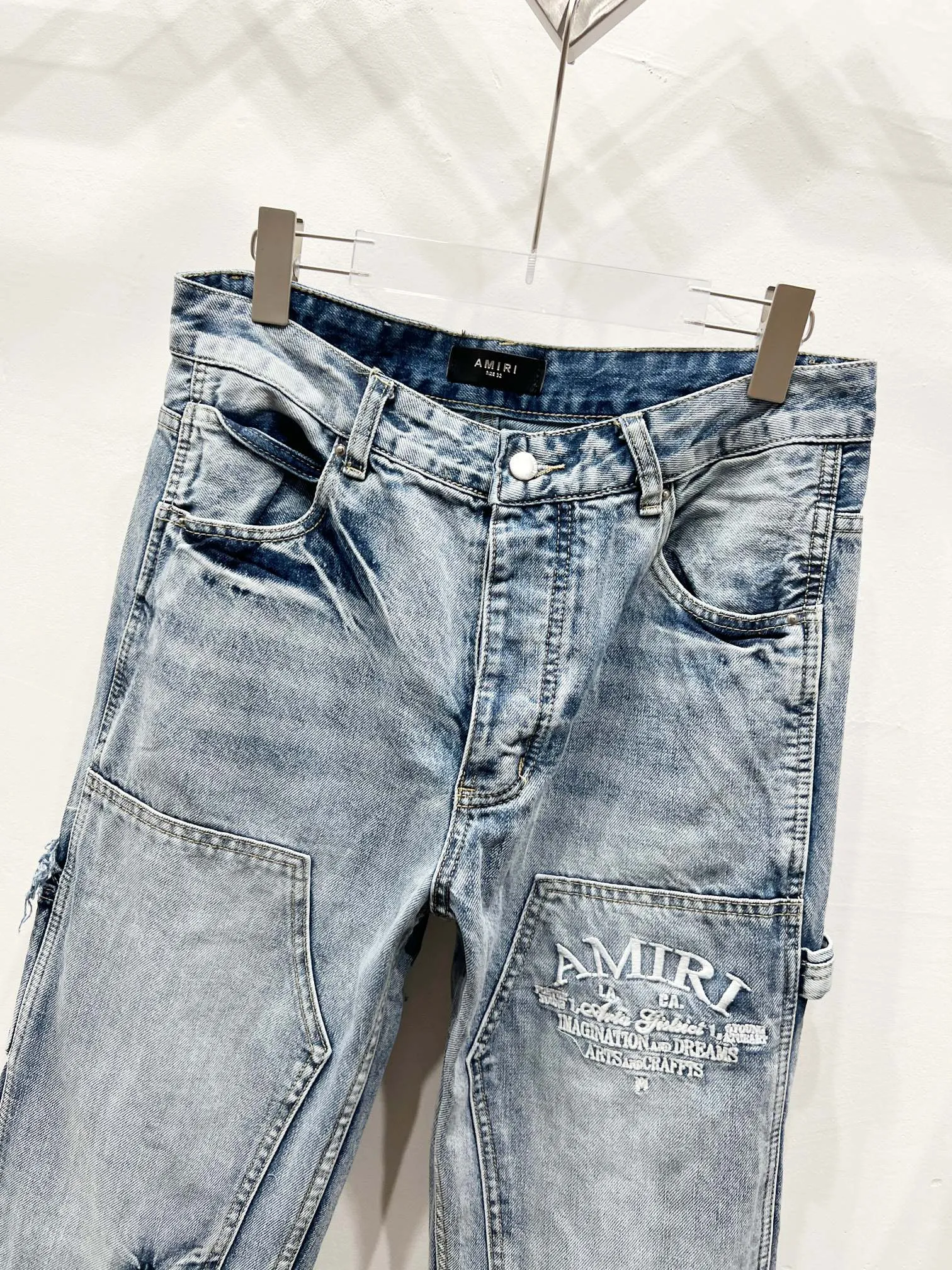 P260 Style No.: (c048) AMIRI & AMIRI 2025 New Heavy Industry Embroidered Letters Logging Pants Couple’s Washed Jeans Top ceiling quality Styles with different washed textures, very friendly to people with thin legs and thick legs. The straight and slim version is very flattering to the leg shape. Moderate length that never goes out of style, easy and casual to match, basic styling for various styles, a must-have in the wardrobe! The fabric is stiff but also makes the upper body soft without losing texture. The washing process is even more perfect. It is a must-have item for everyone! ! ! Washed wheat, hang tag, pants label, three labels complete Color: blue Size: 28, 30, 32, 34, 36