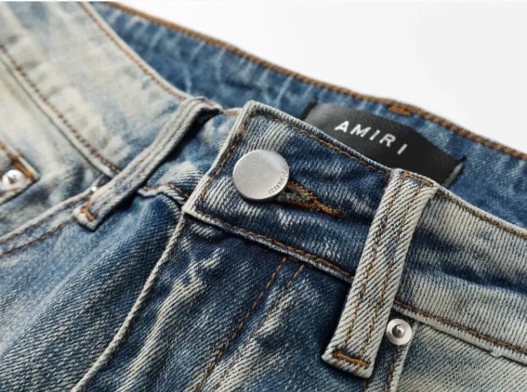 #N13 P246💰 (Top version) AMIRI hot high street jeans slim fit stretch washed knife cut trousers for men AMIRI amiri is transliterated as Emil, which is the name of the founder. Mike Amiri, the founder of amiri, grew up in Los Angeles, USA. He was influenced by local street culture and Punk Rock since childhood, so he founded the amiri brand named after himself. A variety of trendy clothing meets the needs of different trendy players. Amiri clothing has novel and unique styles and is a well-known street brand in the United States. The styles and styles of many clothes are loved by many street photographers. The various clothing styles meet the dressing needs of different people, show their unique temperament, and show the trend of dressing. amiri's jeans are relatively famous. Not only do they have many styles, but the quality of the jeans is also very good. Many celebrities have also worn amiri brand jeans. Color: Picture color Size: 28, 30, 32, 34, 36 28 30 32 34 36 Waist 71 76 81 86 91 Qianlang 26.5 27.5 28.5 29.5 30.5 Hou Lang 37 38 39 40 41 Foot 14 14.8 15.6 16.4 17.2 Foreign Minister 100 102 104 106 107