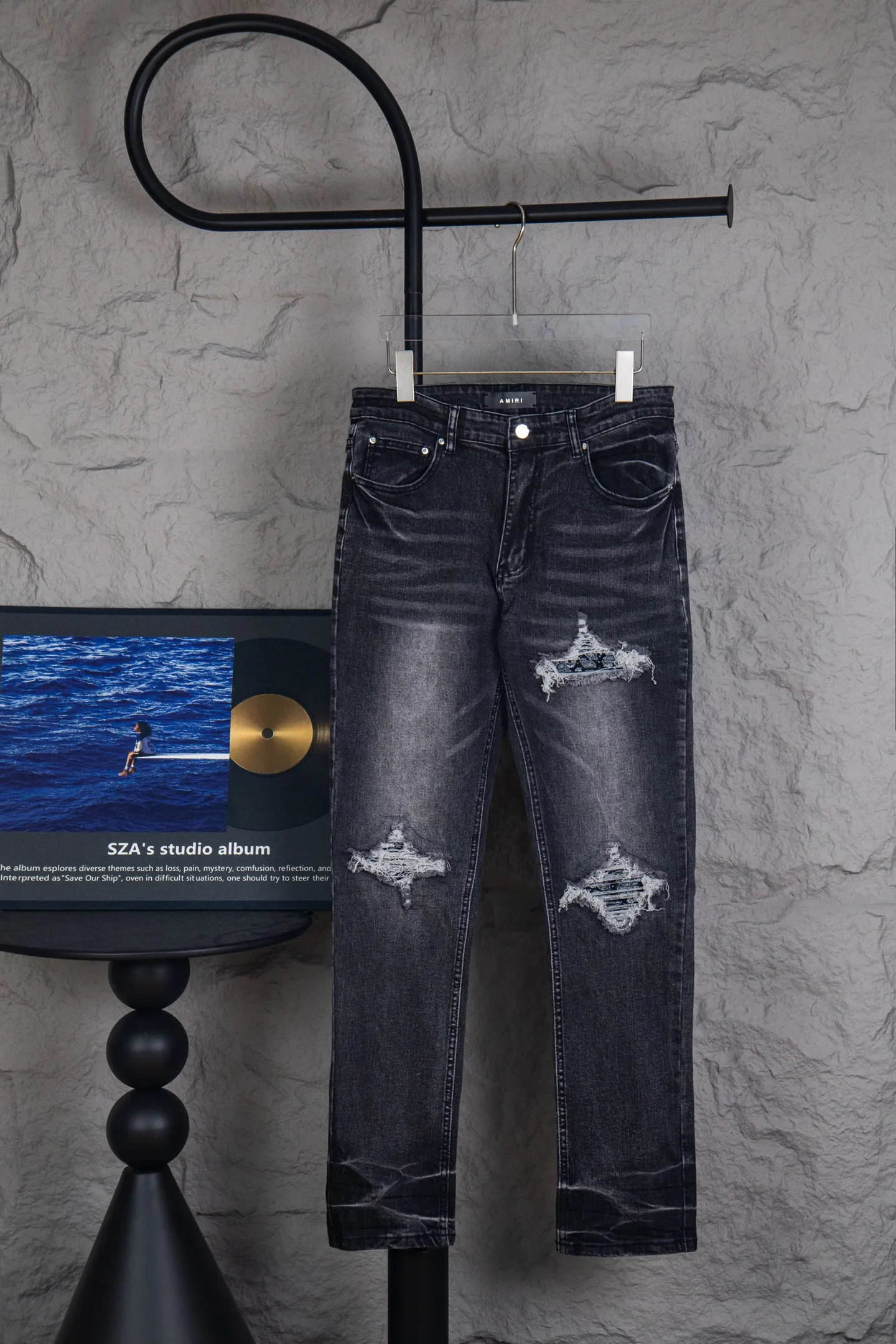 P240 Top version heavyweight Amiri ripped patch jeans high street slim jeans distressed ripped high street slim jeans trousers - top quality - Introduction: amiri is transliterated as Emil, which is the name of the founder. Mike Amiri, the founder of amiri, grew up in Los Angeles, USA. He was influenced by local street culture and Punk Rock since childhood, so he founded the amiri brand named after himself. A variety of fashion brand clothing meets the needs of different fashion players. Amiri clothing has novel and unique styles and is a well-known street brand in the United States. The styles and styles of many clothes are loved by many street photographers. The various clothing styles meet the dressing needs of different people, show their unique temperament, and show the trend of dressing. amiri's jeans are relatively famous. Not only do they have many styles, but the quality of the jeans is also very good. Many celebrities have also worn amiri brand jeans.  The jeans of the amiri brand break through the production process and cutting of the original jeans. The fabrics are relatively soft and comfortable, and are not as hard as some jeans, which can irritate the skin and cause the skin to bleed when worn. Los Angeles trendy brand Amiri's jeans are made with great detail from tailoring to texture, adding wrinkles, bullet holes, damage and other details to add to the trendiness of the jeans. You can choose the style that suits you according to your own needs. Only when you wear a suitable style can you have a certain sense of fashion.  In recent years, high street has become a word that appears more and more frequently in men's clothing. High street style has also become an important direction for everyone's matching. High street related items basically cannot avoid oversize or drop-shoulder tops. The lower body is matched with trackpants or tight-fitting denim. In my opinion, the most representative one is perhaps denim. What I bring to you today is the denim worn by many Internet celebrities in Xiaohongshu. It is operated by a Ningbo washing factory. Front and back. The trousers legs have cat whiskers to play with and fade. Full of high-end sense. Knee part damage design with leather patchwork design. Already used as facade design. Leather waist nameplate. Customized crotch placket hardware. Engraving mold opening. The focus of this style is not on washing, but on the shape and version of the damage. The secret lies in the craftsmanship of the master. Later, the cost of fraying, horse cutting, knife cutting, etc. These hand-made products are far beyond comparison with assembly line products. Size 28-34