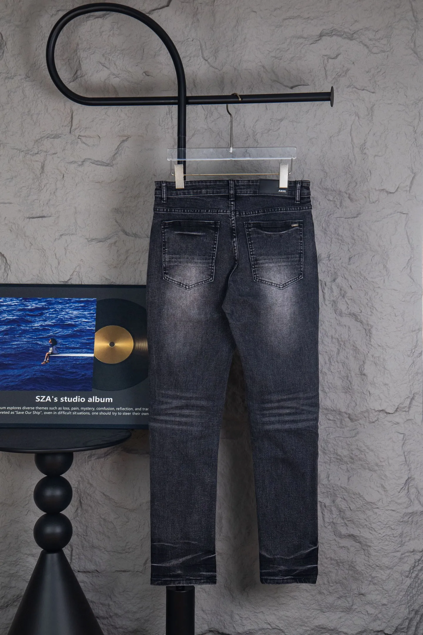 P240 Top version heavyweight Amiri ripped patch jeans high street slim jeans distressed ripped high street slim jeans trousers - top quality - Introduction: amiri is transliterated as Emil, which is the name of the founder. Mike Amiri, the founder of amiri, grew up in Los Angeles, USA. He was influenced by local street culture and Punk Rock since childhood, so he founded the amiri brand named after himself. A variety of fashion brand clothing meets the needs of different fashion players. Amiri clothing has novel and unique styles and is a well-known street brand in the United States. The styles and styles of many clothes are loved by many street photographers. The various clothing styles meet the dressing needs of different people, show their unique temperament, and show the trend of dressing. amiri's jeans are relatively famous. Not only do they have many styles, but the quality of the jeans is also very good. Many celebrities have also worn amiri brand jeans.  The jeans of the amiri brand break through the production process and cutting of the original jeans. The fabrics are relatively soft and comfortable, and are not as hard as some jeans, which can irritate the skin and cause the skin to bleed when worn. Los Angeles trendy brand Amiri's jeans are made with great detail from tailoring to texture, adding wrinkles, bullet holes, damage and other details to add to the trendiness of the jeans. You can choose the style that suits you according to your own needs. Only when you wear a suitable style can you have a certain sense of fashion.  In recent years, high street has become a word that appears more and more frequently in men's clothing. High street style has also become an important direction for everyone's matching. High street related items basically cannot avoid oversize or drop-shoulder tops. The lower body is matched with trackpants or tight-fitting denim. In my opinion, the most representative one is perhaps denim. What I bring to you today is the denim worn by many Internet celebrities in Xiaohongshu. It is operated by a Ningbo washing factory. Front and back. The trousers legs have cat whiskers to play with and fade. Full of high-end sense. Knee part damage design with leather patchwork design. Already used as facade design. Leather waist nameplate. Customized crotch placket hardware. Engraving mold opening. The focus of this style is not on washing, but on the shape and version of the damage. The secret lies in the craftsmanship of the master. Later, the cost of fraying, horse cutting, knife cutting, etc. These hand-made products are far beyond comparison with assembly line products. Size 28-34