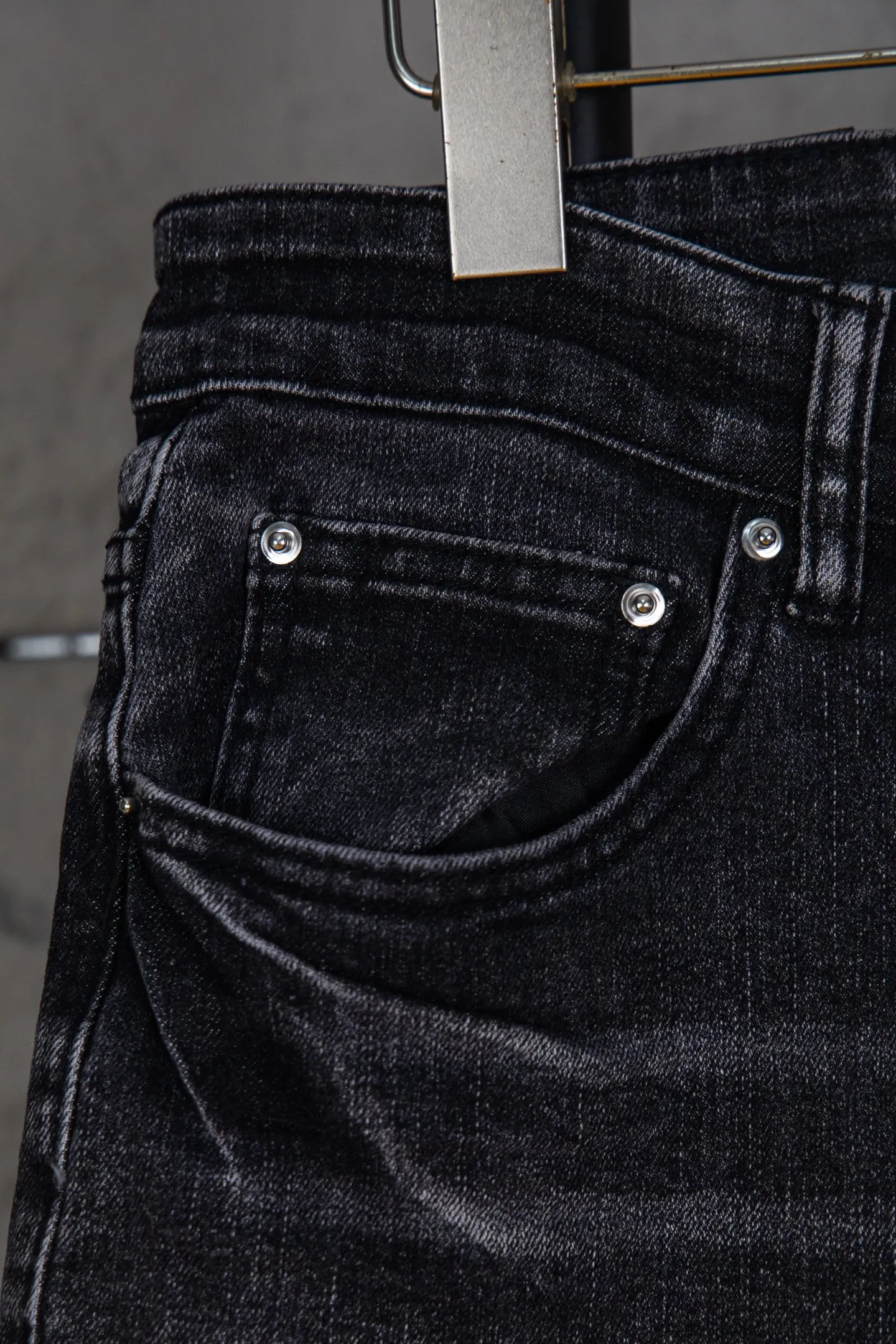 P240 Top version heavyweight Amiri ripped patch jeans high street slim jeans distressed ripped high street slim jeans trousers - top quality - Introduction: amiri is transliterated as Emil, which is the name of the founder. Mike Amiri, the founder of amiri, grew up in Los Angeles, USA. He was influenced by local street culture and Punk Rock since childhood, so he founded the amiri brand named after himself. A variety of fashion brand clothing meets the needs of different fashion players. Amiri clothing has novel and unique styles and is a well-known street brand in the United States. The styles and styles of many clothes are loved by many street photographers. The various clothing styles meet the dressing needs of different people, show their unique temperament, and show the trend of dressing. amiri's jeans are relatively famous. Not only do they have many styles, but the quality of the jeans is also very good. Many celebrities have also worn amiri brand jeans.  The jeans of the amiri brand break through the production process and cutting of the original jeans. The fabrics are relatively soft and comfortable, and are not as hard as some jeans, which can irritate the skin and cause the skin to bleed when worn. Los Angeles trendy brand Amiri's jeans are made with great detail from tailoring to texture, adding wrinkles, bullet holes, damage and other details to add to the trendiness of the jeans. You can choose the style that suits you according to your own needs. Only when you wear a suitable style can you have a certain sense of fashion.  In recent years, high street has become a word that appears more and more frequently in men's clothing. High street style has also become an important direction for everyone's matching. High street related items basically cannot avoid oversize or drop-shoulder tops. The lower body is matched with trackpants or tight-fitting denim. In my opinion, the most representative one is perhaps denim. What I bring to you today is the denim worn by many Internet celebrities in Xiaohongshu. It is operated by a Ningbo washing factory. Front and back. The trousers legs have cat whiskers to play with and fade. Full of high-end sense. Knee part damage design with leather patchwork design. Already used as facade design. Leather waist nameplate. Customized crotch placket hardware. Engraving mold opening. The focus of this style is not on washing, but on the shape and version of the damage. The secret lies in the craftsmanship of the master. Later, the cost of fraying, horse cutting, knife cutting, etc. These hand-made products are far beyond comparison with assembly line products. Size 28-34