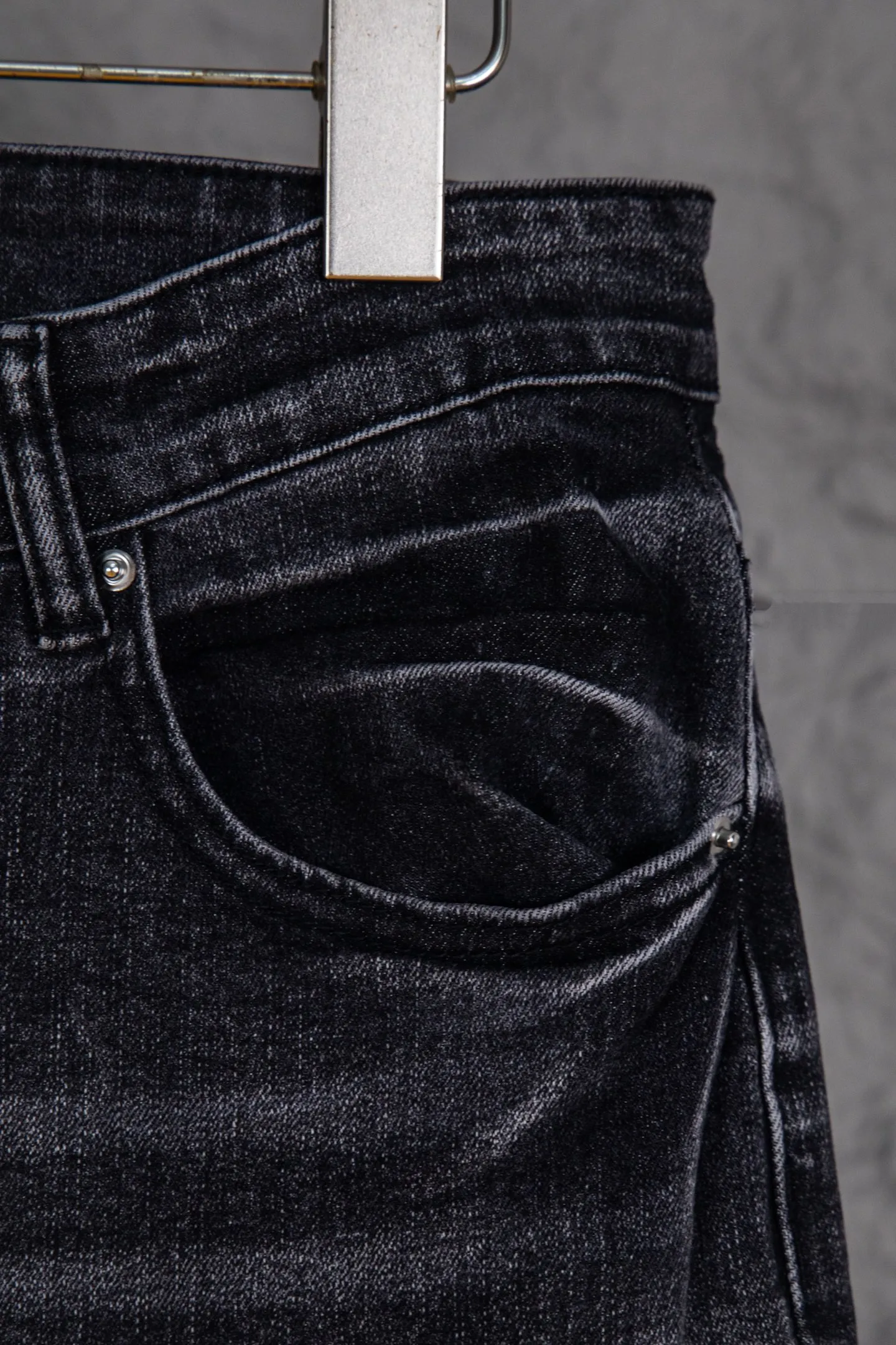 P240 Top version heavyweight Amiri ripped patch jeans high street slim jeans distressed ripped high street slim jeans trousers - top quality - Introduction: amiri is transliterated as Emil, which is the name of the founder. Mike Amiri, the founder of amiri, grew up in Los Angeles, USA. He was influenced by local street culture and Punk Rock since childhood, so he founded the amiri brand named after himself. A variety of fashion brand clothing meets the needs of different fashion players. Amiri clothing has novel and unique styles and is a well-known street brand in the United States. The styles and styles of many clothes are loved by many street photographers. The various clothing styles meet the dressing needs of different people, show their unique temperament, and show the trend of dressing. amiri's jeans are relatively famous. Not only do they have many styles, but the quality of the jeans is also very good. Many celebrities have also worn amiri brand jeans.  The jeans of the amiri brand break through the production process and cutting of the original jeans. The fabrics are relatively soft and comfortable, and are not as hard as some jeans, which can irritate the skin and cause the skin to bleed when worn. Los Angeles trendy brand Amiri's jeans are made with great detail from tailoring to texture, adding wrinkles, bullet holes, damage and other details to add to the trendiness of the jeans. You can choose the style that suits you according to your own needs. Only when you wear a suitable style can you have a certain sense of fashion.  In recent years, high street has become a word that appears more and more frequently in men's clothing. High street style has also become an important direction for everyone's matching. High street related items basically cannot avoid oversize or drop-shoulder tops. The lower body is matched with trackpants or tight-fitting denim. In my opinion, the most representative one is perhaps denim. What I bring to you today is the denim worn by many Internet celebrities in Xiaohongshu. It is operated by a Ningbo washing factory. Front and back. The trousers legs have cat whiskers to play with and fade. Full of high-end sense. Knee part damage design with leather patchwork design. Already used as facade design. Leather waist nameplate. Customized crotch placket hardware. Engraving mold opening. The focus of this style is not on washing, but on the shape and version of the damage. The secret lies in the craftsmanship of the master. Later, the cost of fraying, horse cutting, knife cutting, etc. These hand-made products are far beyond comparison with assembly line products. Size 28-34