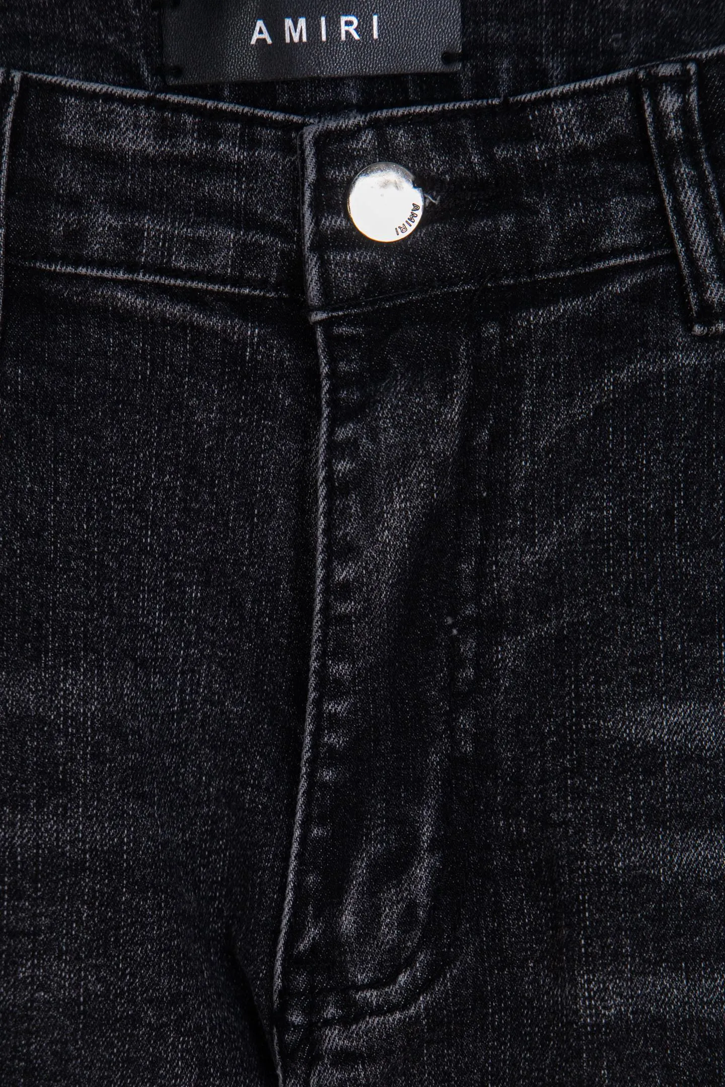 P240 Top version heavyweight Amiri ripped patch jeans high street slim jeans distressed ripped high street slim jeans trousers - top quality - Introduction: amiri is transliterated as Emil, which is the name of the founder. Mike Amiri, the founder of amiri, grew up in Los Angeles, USA. He was influenced by local street culture and Punk Rock since childhood, so he founded the amiri brand named after himself. A variety of fashion brand clothing meets the needs of different fashion players. Amiri clothing has novel and unique styles and is a well-known street brand in the United States. The styles and styles of many clothes are loved by many street photographers. The various clothing styles meet the dressing needs of different people, show their unique temperament, and show the trend of dressing. amiri's jeans are relatively famous. Not only do they have many styles, but the quality of the jeans is also very good. Many celebrities have also worn amiri brand jeans.  The jeans of the amiri brand break through the production process and cutting of the original jeans. The fabrics are relatively soft and comfortable, and are not as hard as some jeans, which can irritate the skin and cause the skin to bleed when worn. Los Angeles trendy brand Amiri's jeans are made with great detail from tailoring to texture, adding wrinkles, bullet holes, damage and other details to add to the trendiness of the jeans. You can choose the style that suits you according to your own needs. Only when you wear a suitable style can you have a certain sense of fashion.  In recent years, high street has become a word that appears more and more frequently in men's clothing. High street style has also become an important direction for everyone's matching. High street related items basically cannot avoid oversize or drop-shoulder tops. The lower body is matched with trackpants or tight-fitting denim. In my opinion, the most representative one is perhaps denim. What I bring to you today is the denim worn by many Internet celebrities in Xiaohongshu. It is operated by a Ningbo washing factory. Front and back. The trousers legs have cat whiskers to play with and fade. Full of high-end sense. Knee part damage design with leather patchwork design. Already used as facade design. Leather waist nameplate. Customized crotch placket hardware. Engraving mold opening. The focus of this style is not on washing, but on the shape and version of the damage. The secret lies in the craftsmanship of the master. Later, the cost of fraying, horse cutting, knife cutting, etc. These hand-made products are far beyond comparison with assembly line products. Size 28-34