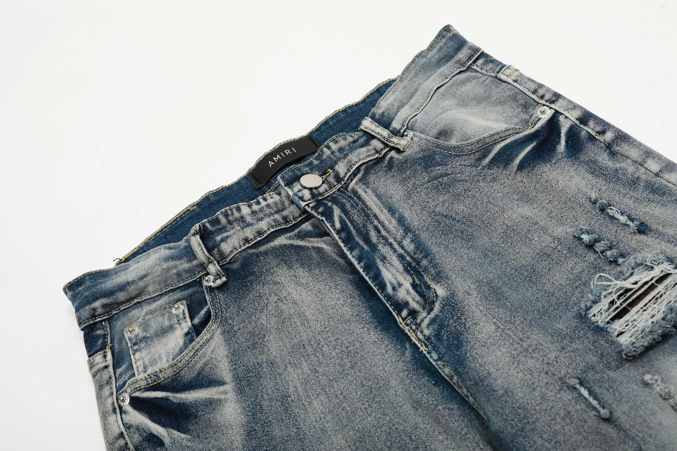 #M03 P168💰 AMIRI splash-ink medal patch embroidered jeans trousers AMIRI high street basic ripped tight stretch jeans trousers Amiriamiri is transliterated as Emil, which is the name of the founder. Mike Amiri, the founder of amiri, grew up in Los Angeles, USA. He was influenced by the local street culture Rock since he was a child, so he founded the amiri brand named after himself. A variety of trendy brand clothing meets the needs of different trendy players. Amiri clothing has novel and unique styles and is a well-known street brand in the United States. Many of its styles and styles are loved by many street photographers. Various clothing styles meet the needs of different people, show their unique temperament, and show the trend of dressing. amiri's jeans are relatively famous. Not only do they have many styles, but the quality of the jeans is also very good. Many celebrities have also worn amiri brand jeans.  The jeans of the amiri brand break through the production process and cutting of the original jeans. The fabrics are relatively soft and comfortable, and are not as hard as some jeans, which can irritate the skin and cause the skin to bleed when worn. Los Angeles trendy brand Amiri's jeans are made with great detail from tailoring to texture, adding wrinkles, bullet holes, damage and other details to add to the trendiness of the jeans. You can choose the style that suits you according to your own needs. Only when you wear a suitable style can you have a certain sense of fashion.  In recent years, high street has become a word that appears more and more frequently in men's clothing. High street style has also become an important direction for everyone's matching. High street related items are basically inseparable from oversize or off-shoulder tops. The lower body is matched with trackpants or tight-fitting denim. In my opinion, the most representative one is perhaps annihilation. Color; picture color Size: 30-32-34-36