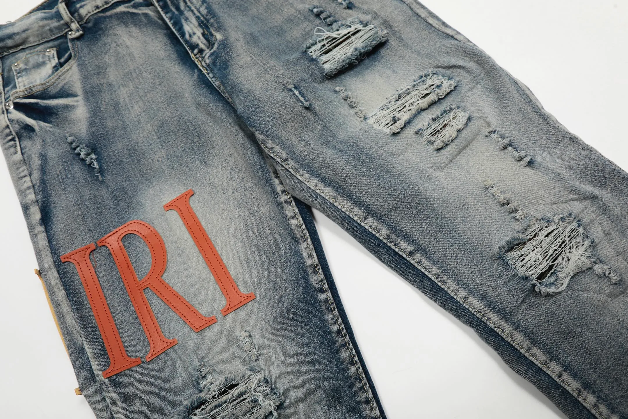 #M03 P168💰 AMIRI splash-ink medal patch embroidered jeans trousers AMIRI high street basic ripped tight stretch jeans trousers Amiriamiri is transliterated as Emil, which is the name of the founder. Mike Amiri, the founder of amiri, grew up in Los Angeles, USA. He was influenced by the local street culture Rock since he was a child, so he founded the amiri brand named after himself. A variety of trendy brand clothing meets the needs of different trendy players. Amiri clothing has novel and unique styles and is a well-known street brand in the United States. Many of its styles and styles are loved by many street photographers. Various clothing styles meet the needs of different people, show their unique temperament, and show the trend of dressing. amiri's jeans are relatively famous. Not only do they have many styles, but the quality of the jeans is also very good. Many celebrities have also worn amiri brand jeans.  The jeans of the amiri brand break through the production process and cutting of the original jeans. The fabrics are relatively soft and comfortable, and are not as hard as some jeans, which can irritate the skin and cause the skin to bleed when worn. Los Angeles trendy brand Amiri's jeans are made with great detail from tailoring to texture, adding wrinkles, bullet holes, damage and other details to add to the trendiness of the jeans. You can choose the style that suits you according to your own needs. Only when you wear a suitable style can you have a certain sense of fashion.  In recent years, high street has become a word that appears more and more frequently in men's clothing. High street style has also become an important direction for everyone's matching. High street related items are basically inseparable from oversize or off-shoulder tops. The lower body is matched with trackpants or tight-fitting denim. In my opinion, the most representative one is perhaps annihilation. Color; picture color Size: 30-32-34-36