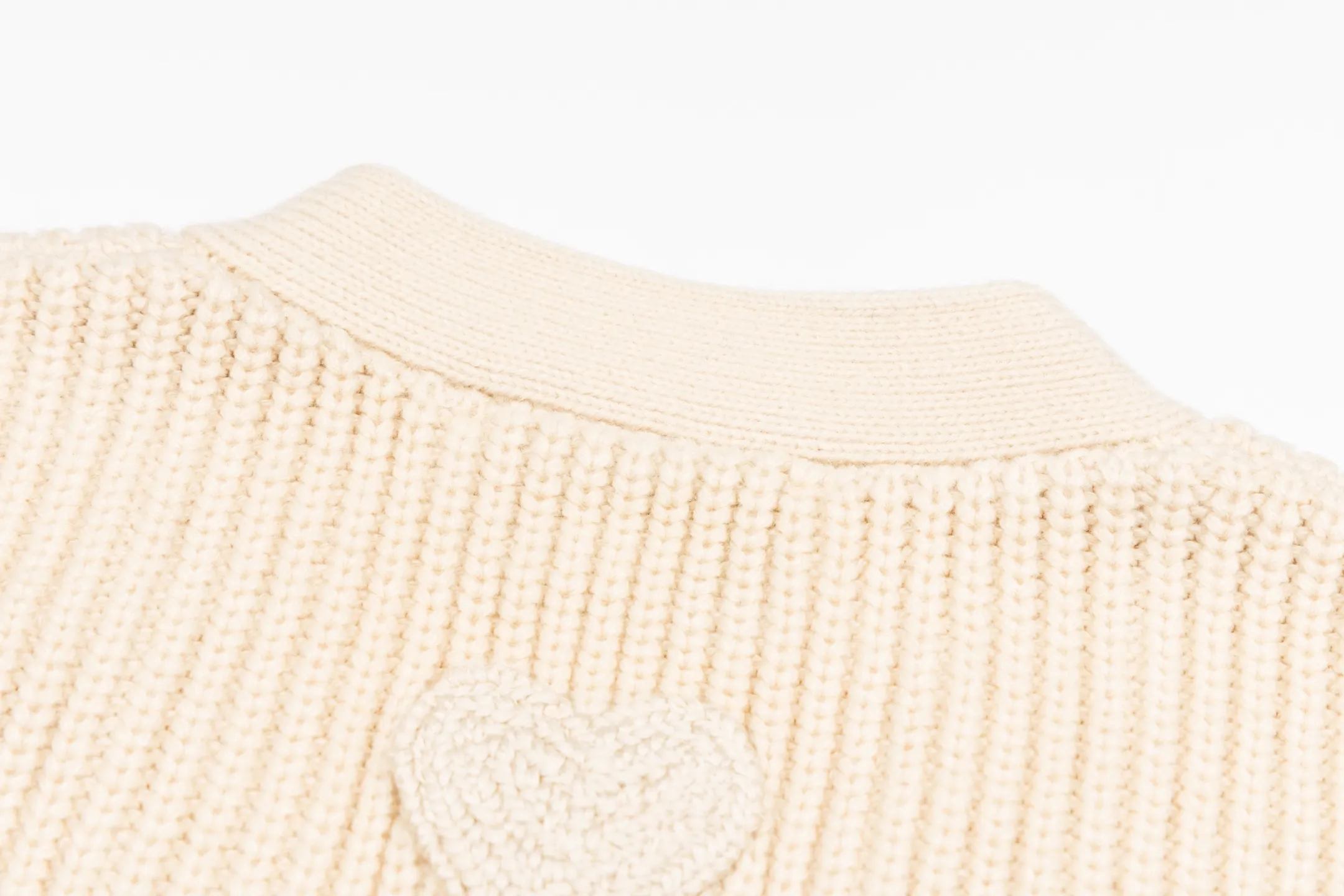 🅿️600 Ami woven love stripe contrasting V-neck knitted cardigan (apricot color). The original version was purchased for 2,759 and developed. The fabric is made of alpaca wool to maintain a stable shape. The stitching is even and firm, and the details are meticulously handled, reflecting the brand's strict control over quality. The overall design is simple and elegant, suitable for various occasions. Whether it is business or leisure, it can show an elegant and decent style. The overall wiring is straight and delicate, the fabric is comfortable and soft, and the color is consistent without color difference. It can be matched with the same style to create a fashionable look, and can be used in various occasions. Customized accessories, complete with three standards, the same style for men and women. Size:S-M-L-XL