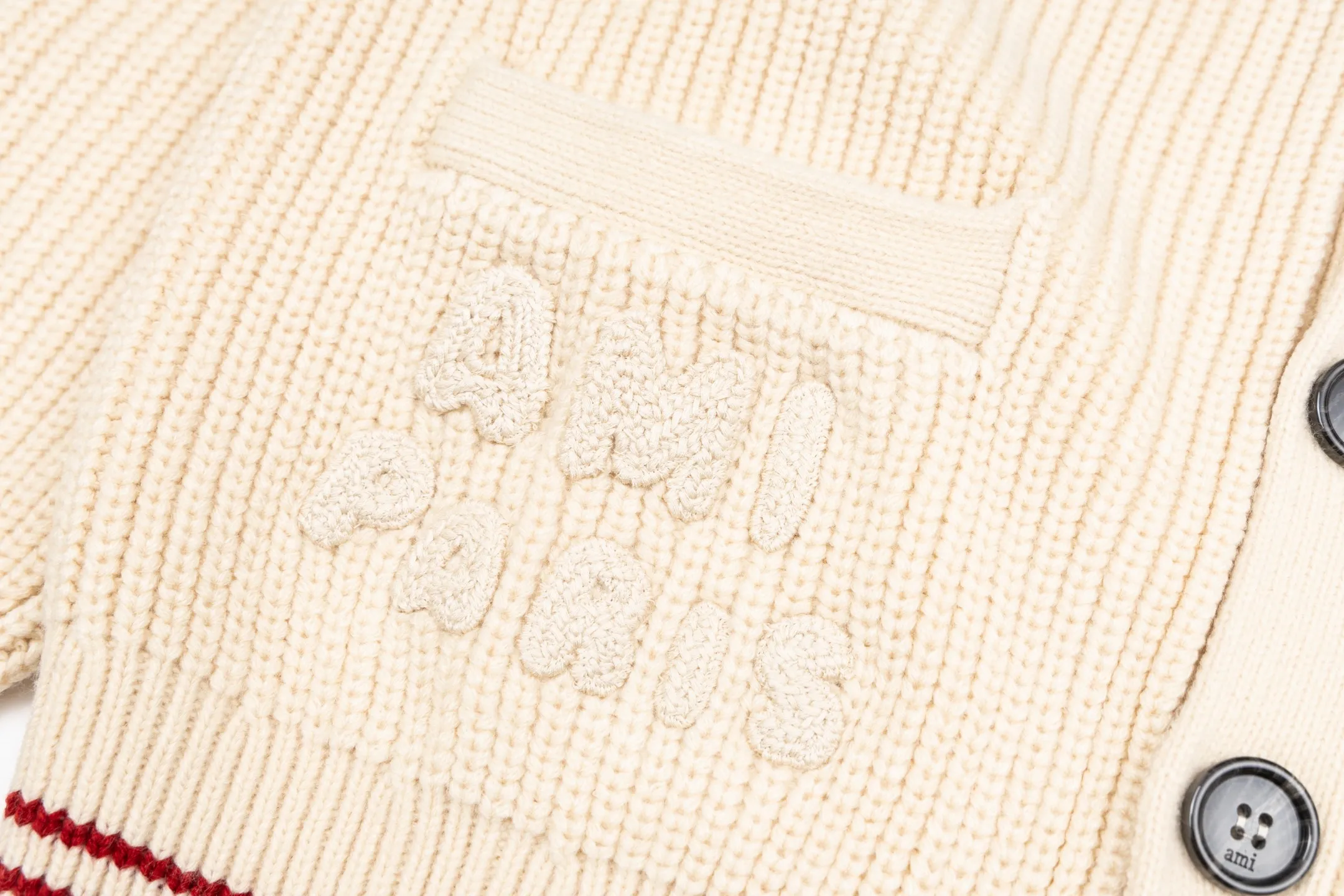 🅿️600 Ami woven love stripe contrasting V-neck knitted cardigan (apricot color). The original version was purchased for 2,759 and developed. The fabric is made of alpaca wool to maintain a stable shape. The stitching is even and firm, and the details are meticulously handled, reflecting the brand's strict control over quality. The overall design is simple and elegant, suitable for various occasions. Whether it is business or leisure, it can show an elegant and decent style. The overall wiring is straight and delicate, the fabric is comfortable and soft, and the color is consistent without color difference. It can be matched with the same style to create a fashionable look, and can be used in various occasions. Customized accessories, complete with three standards, the same style for men and women. Size:S-M-L-XL