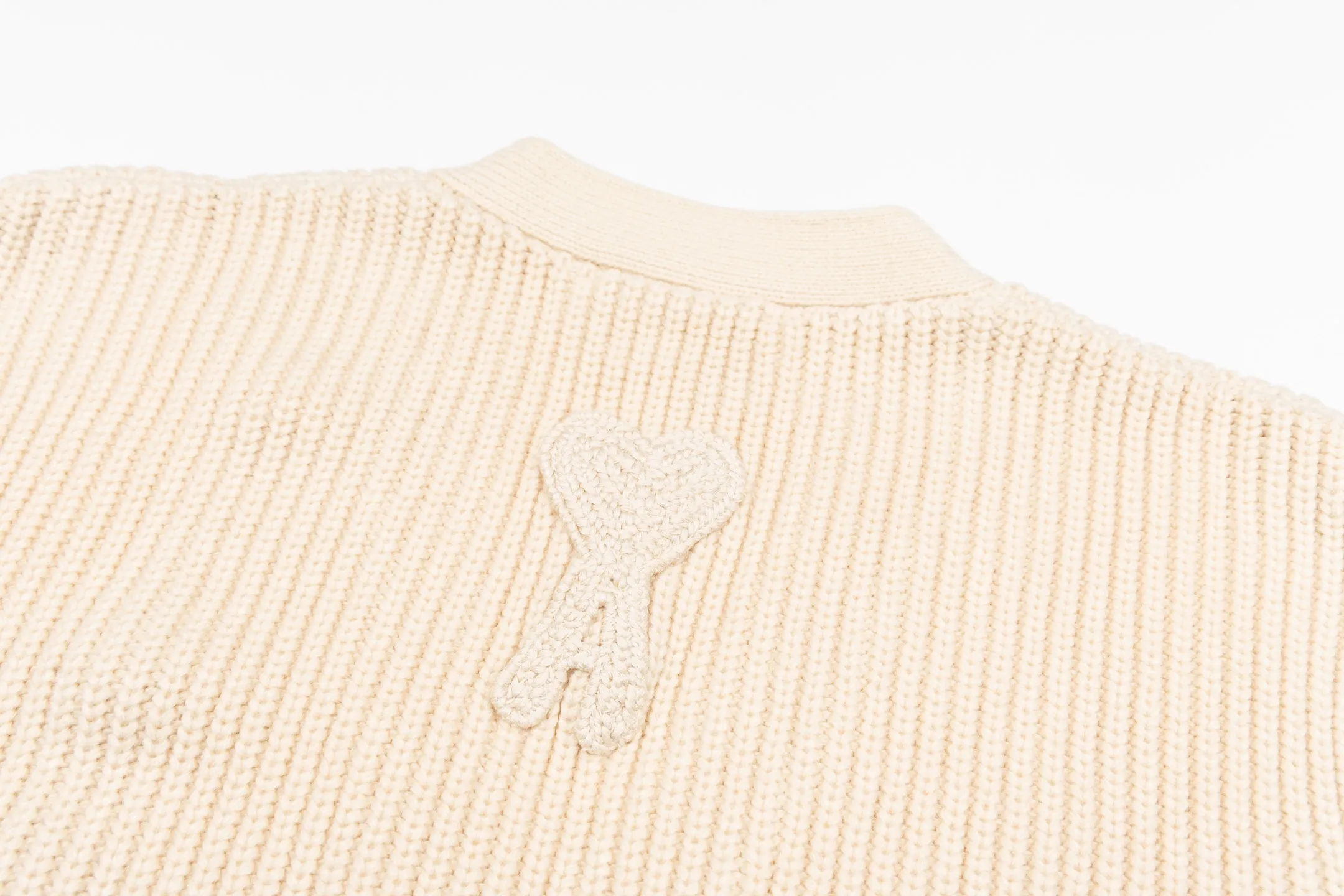 🅿️600 Ami woven love stripe contrasting V-neck knitted cardigan (apricot color). The original version was purchased for 2,759 and developed. The fabric is made of alpaca wool to maintain a stable shape. The stitching is even and firm, and the details are meticulously handled, reflecting the brand's strict control over quality. The overall design is simple and elegant, suitable for various occasions. Whether it is business or leisure, it can show an elegant and decent style. The overall wiring is straight and delicate, the fabric is comfortable and soft, and the color is consistent without color difference. It can be matched with the same style to create a fashionable look, and can be used in various occasions. Customized accessories, complete with three standards, the same style for men and women. Size:S-M-L-XL