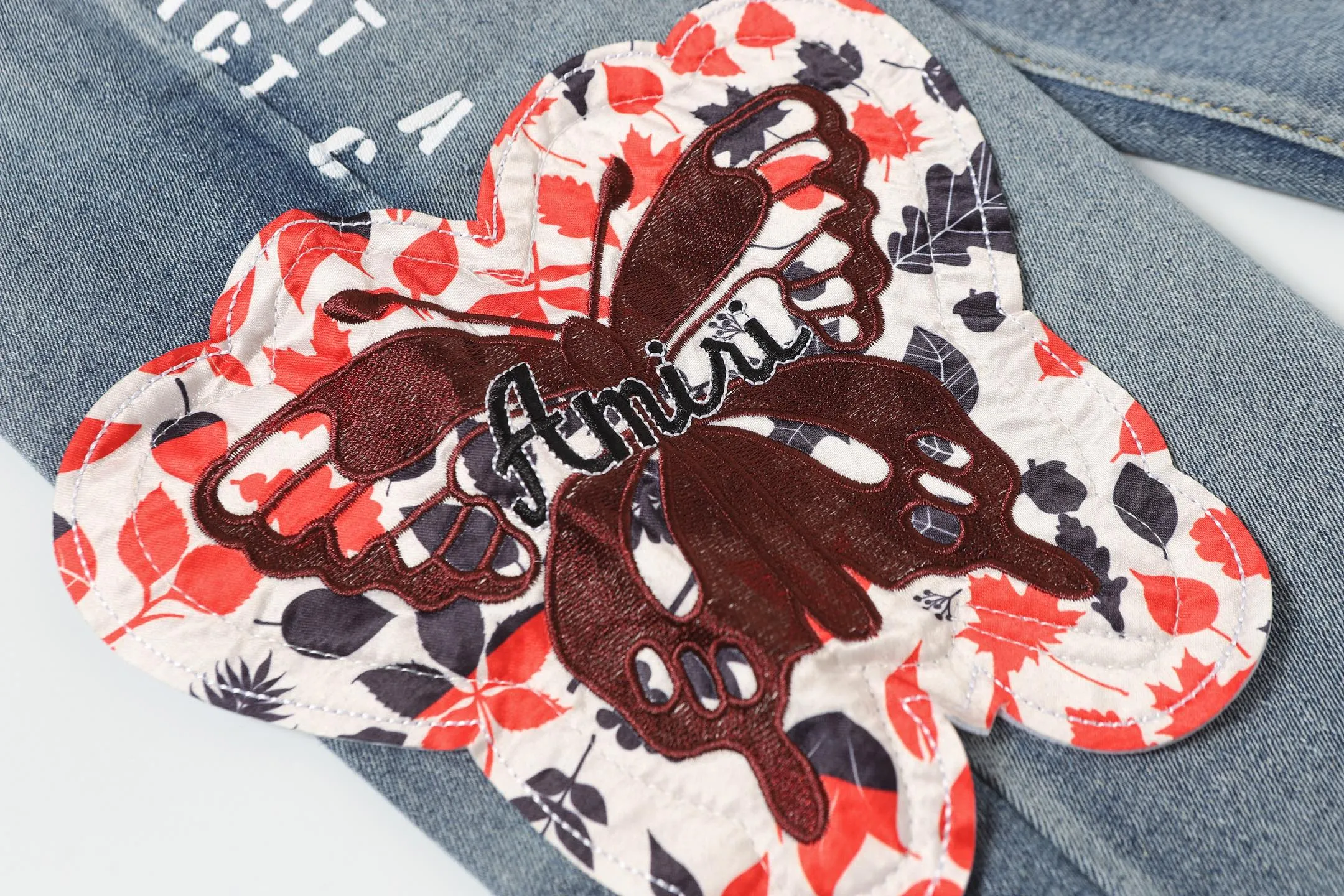 P280 AMIRI 25ss patch embroidery jeans trousers AMIRI high street basic ripped loose casual versatile jeans trousers amiri brand jeans break the production process and cutting of the original jeans, the fabrics are softer and more comfortable Hand-sewn collar label Customized logo buttons Genuine leather tag Color: Picture color Code number: 28-36