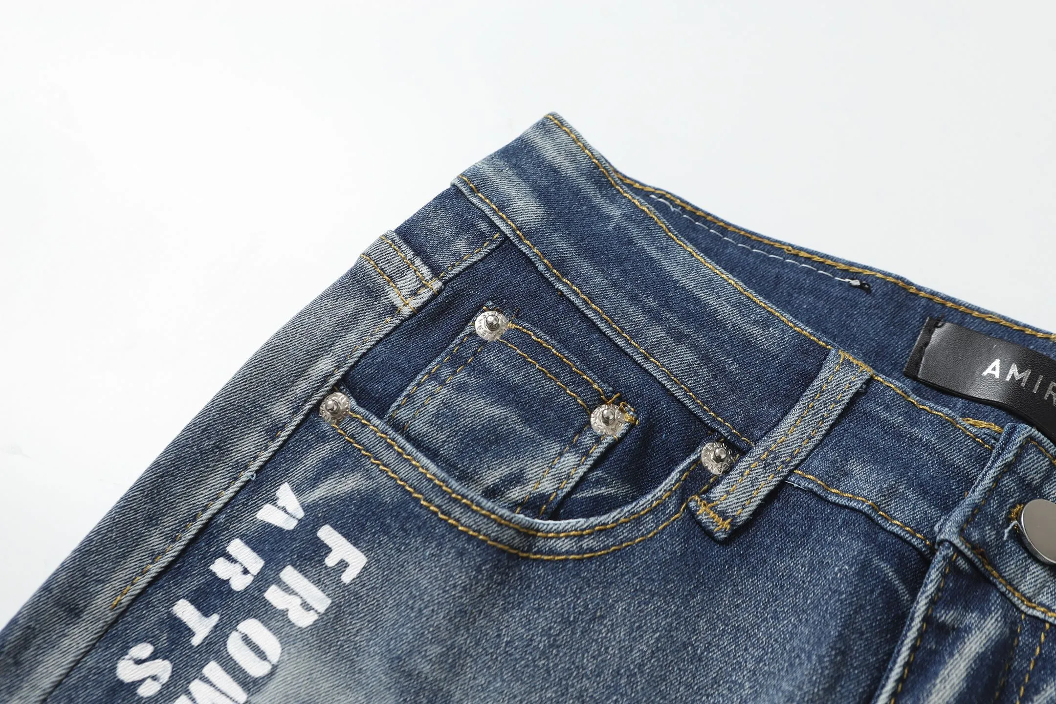 P280 AMIRI 25ss patch embroidery jeans trousers AMIRI high street basic ripped loose casual versatile jeans trousers amiri brand jeans break the production process and cutting of the original jeans, the fabrics are softer and more comfortable Hand-sewn collar label Customized logo buttons Genuine leather tag Color: Picture color Code number: 28-36