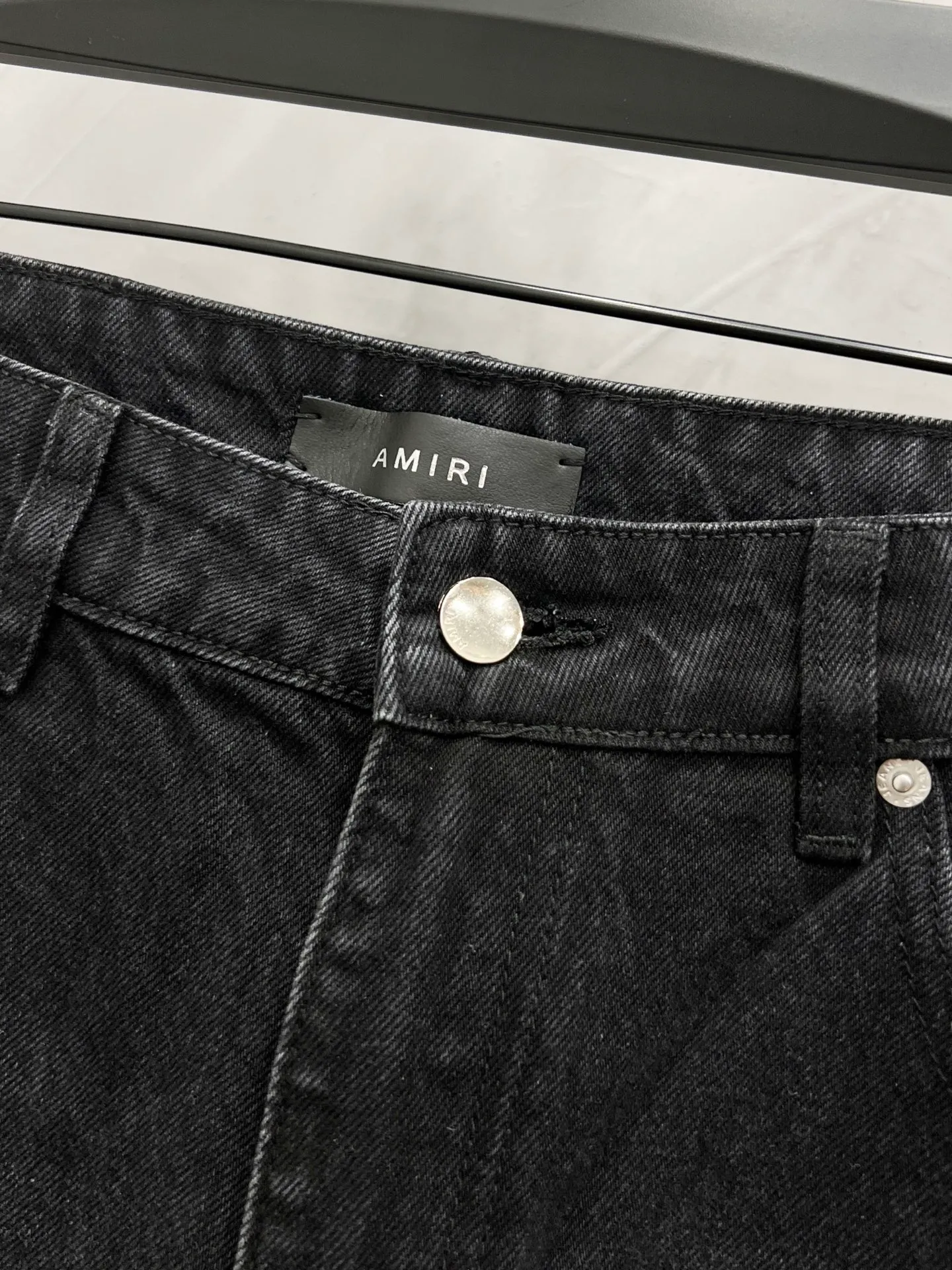 P250 Style number: [M923] AMIRI early spring series SS25 embossed letter printed five-pocket fitted mid-rise jeans for men, retro black, top ceiling quality, styles with different wash textures, very friendly to people with thin legs and thick legs, the straight and slim version is very flattering to the leg shape, timeless moderate length, easy to match with casual, basic styling for various styles, a must-have in the wardrobe! The fabric is stiff but also makes the upper body soft without losing texture. The washing process is even more perfect. It is a must-have item for everyone! ! ! Washed wheat, hang tag, pants label, three labels complete Color: black Size: 30, 32, 34, 36