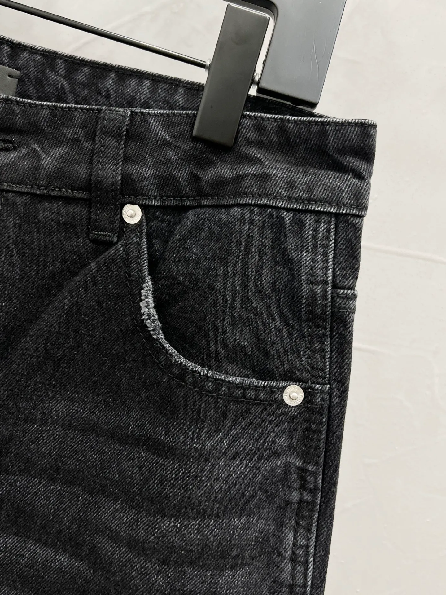 P250 Style number: [M923] AMIRI early spring series SS25 embossed letter printed five-pocket fitted mid-rise jeans for men, retro black, top ceiling quality, styles with different wash textures, very friendly to people with thin legs and thick legs, the straight and slim version is very flattering to the leg shape, timeless moderate length, easy to match with casual, basic styling for various styles, a must-have in the wardrobe! The fabric is stiff but also makes the upper body soft without losing texture. The washing process is even more perfect. It is a must-have item for everyone! ! ! Washed wheat, hang tag, pants label, three labels complete Color: black Size: 30, 32, 34, 36