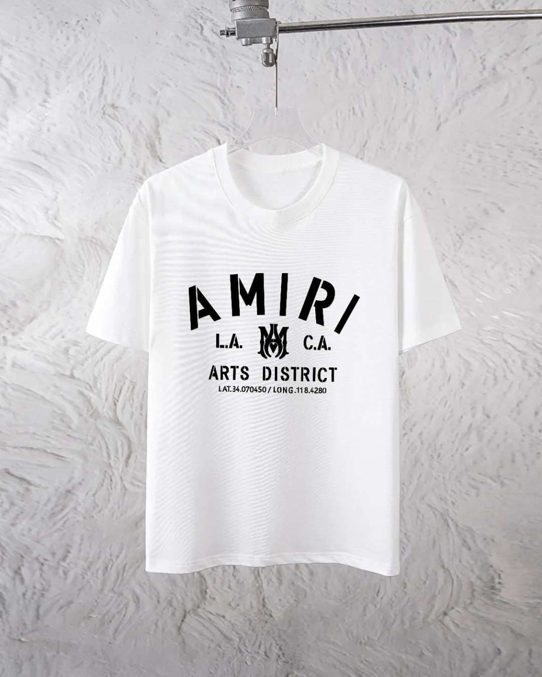 P280 AMIRI exclusively provides new trendy men’s fashionable round neck short-sleeved shorts suits, trendy and fashionable casual short-sleeved suits! It has high breathability and comfort, impeccable details, and brand element design concept, reflecting high quality. It presents a casual cut and the upper body shape is great! Material: 250g Xinjiang long-staple cotton short sleeves + 360g pure cotton terry shorts Size: S M L Due to manual measurement, there is a deviation of about 1-3CM in size.