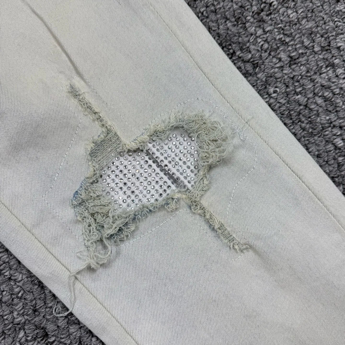 P260 Style number: H65 AMIRI & AMIRI new jeans linhchuan diamond logo washed holes pattern denim shorts leg elastic denim trousers same style for men and women Accessories: complete accessories, all in original packaging, two hang tags to distinguish the low-end version outside, the hardware is standard to the authentic original version with logo aluminum alloy buckle, every detail is superior to any version on the market Fabric: Genuine pattern-making and standard genuine custom-made imported fabrics using unique washing and dyeing methods, and individually hand-painted - hand-painted ripped micro-elastic jeans Color: blue white diamond Size: 30 32 34 36