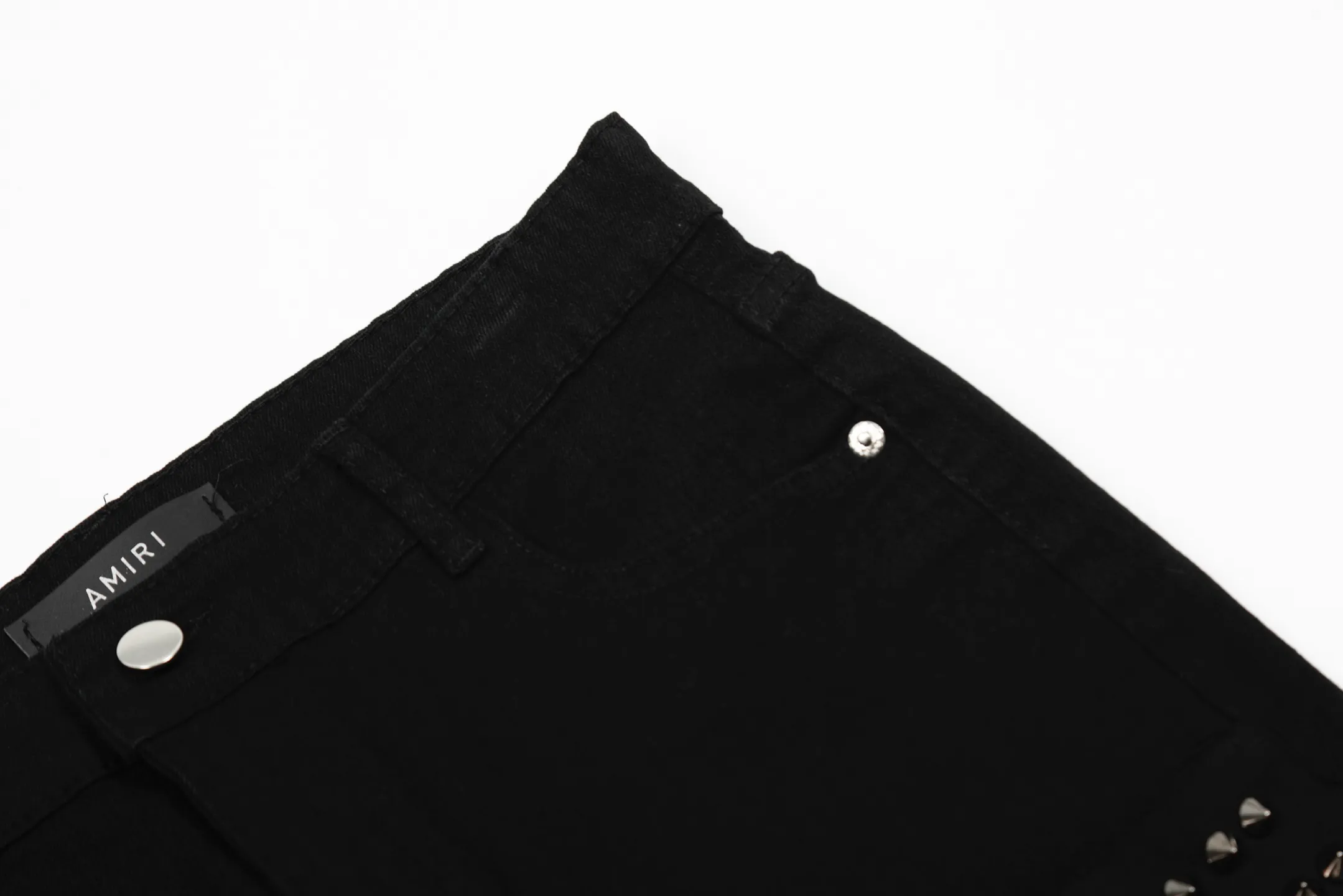 #M43 P168💰 Amiri classic diamond-encrusted ripped jeans and slim fit pants. Produced by a major washed factory. Full of high-end feel. Partial damage to the knees and leather design. Already used as a facade design. Leather waist nameplate. The focus of this style is not on washing, but on the shape and version of the damage. The secret lies in the craftsmanship of the master. The cost of post-production fraying, horse cutting, knife cutting, etc. These hand-made products are far beyond comparison with assembly line products. Color: Picture color Size: 30-32-34-36