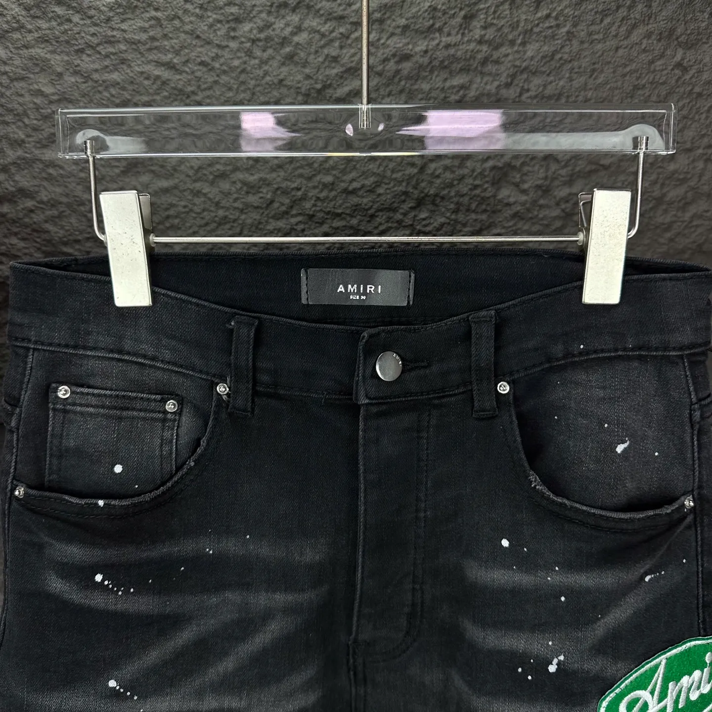 P240 AMIRI 2025 New Splash Ink Hole Embroidered Badge Letters Couple Style Washed Stretch Jeans 🔥High Version🔥High Version🔥 Top Ceiling Quality Styles with different washed textures are very friendly to people with thin legs and thick legs. The straight and slim version is very flattering to the leg shape. Moderate length that never goes out of style, easy and casual to match, basic styling for various styles, a must-have in the wardrobe! There are multiple embroidered badges on the trouser legs, making them look more workmanlike and eye-catching! The fabric is stiff but also makes the upper body soft without losing texture. The washing process is even more perfect. It is a must-have item for everyone! ! ! Washed wheat, hang tag, pants label, complete with three labels Color: black, blue Size: 28, 30, 32, 34, 36 (five sizes)