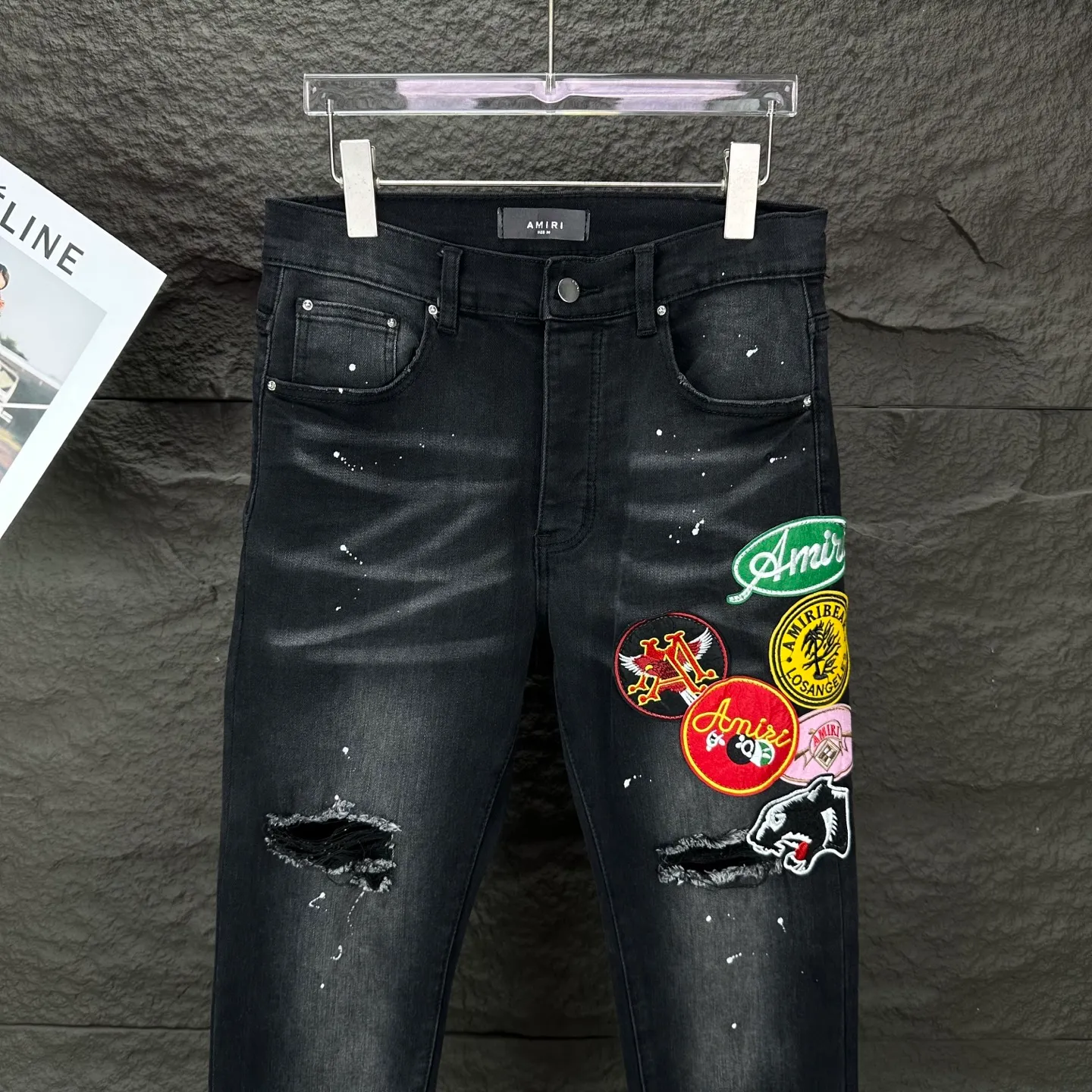 P240 AMIRI 2025 New Splash Ink Hole Embroidered Badge Letters Couple Style Washed Stretch Jeans 🔥High Version🔥High Version🔥 Top Ceiling Quality Styles with different washed textures are very friendly to people with thin legs and thick legs. The straight and slim version is very flattering to the leg shape. Moderate length that never goes out of style, easy and casual to match, basic styling for various styles, a must-have in the wardrobe! There are multiple embroidered badges on the trouser legs, making them look more workmanlike and eye-catching! The fabric is stiff but also makes the upper body soft without losing texture. The washing process is even more perfect. It is a must-have item for everyone! ! ! Washed wheat, hang tag, pants label, complete with three labels Color: black, blue Size: 28, 30, 32, 34, 36 (five sizes)