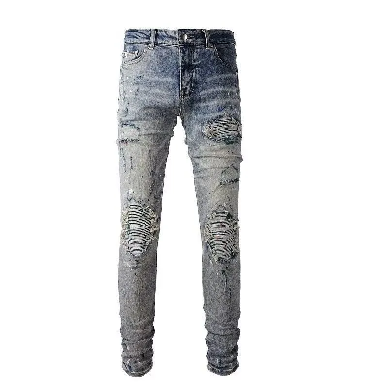 P166 Top replica AMIRI splash-ink medal patch embroidered jeans trousers AMIRI high street basic ripped tight stretch jeans trousers Amiriamiri is transliterated as Emil, which is the name of the founder. Mike Amiri, the founder of amiri, grew up in Los Angeles, USA. He was influenced by the local street culture Rock since childhood, so he founded the amiri brand named after himself. A variety of fashion brand clothing meets the needs of different fashion players. Amiri clothing has novel and unique styles and is a well-known street brand in the United States. Many of its styles and styles are loved by many street photographers. Various clothing styles meet the needs of different people, show their unique temperament, and show the trend of dressing. amiri's jeans are relatively famous. Not only do they have many styles, but the quality of the jeans is also very good. Many celebrities have also worn amiri brand jeans.  The jeans of the amiri brand break through the production process and cutting of the original jeans. The fabrics are relatively soft and comfortable, and are not as hard as some jeans, which can irritate the skin and cause the skin to bleed when worn. Los Angeles trendy brand Amiri's jeans are made with great detail from tailoring to texture, adding wrinkles, bullet holes, damage and other details to add to the trendiness of the jeans. You can choose the style that suits you according to your own needs. Only when you wear a suitable style can you have a certain sense of fashion.  In recent years, high street has become a word that appears more and more frequently in men's clothing. High street style has also become an important direction for everyone's matching. High street related items are basically inseparable from oversize or off-shoulder tops. The lower body is matched with trackpants or tight-fitting denim. In my opinion, the most representative one is perhaps annihilation. Color; picture color Size: m l xl xxl