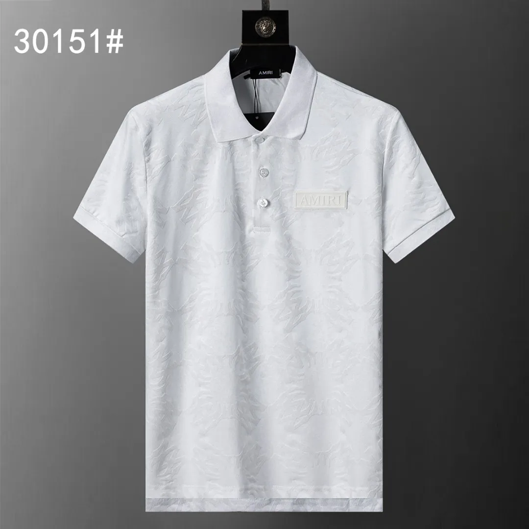 P150 Mili's 2026 spring and summer new lapel T-shirt is synchronized with the official website. It is made of mercerized pearl fabric and full-body flocking technology. It is handsome, the fabric is comfortable, the workmanship is rigorous, and the wiring is neat. Good upper body effect·size M-3XL white