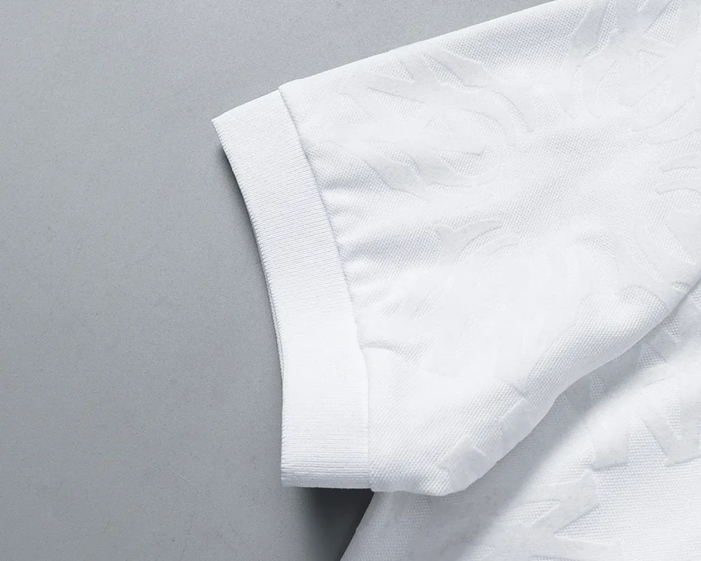 P150 Mili's 2026 spring and summer new lapel T-shirt is synchronized with the official website. It is made of mercerized pearl fabric and full-body flocking technology. It is handsome, the fabric is comfortable, the workmanship is rigorous, and the wiring is neat. Good upper body effect·size M-3XL white