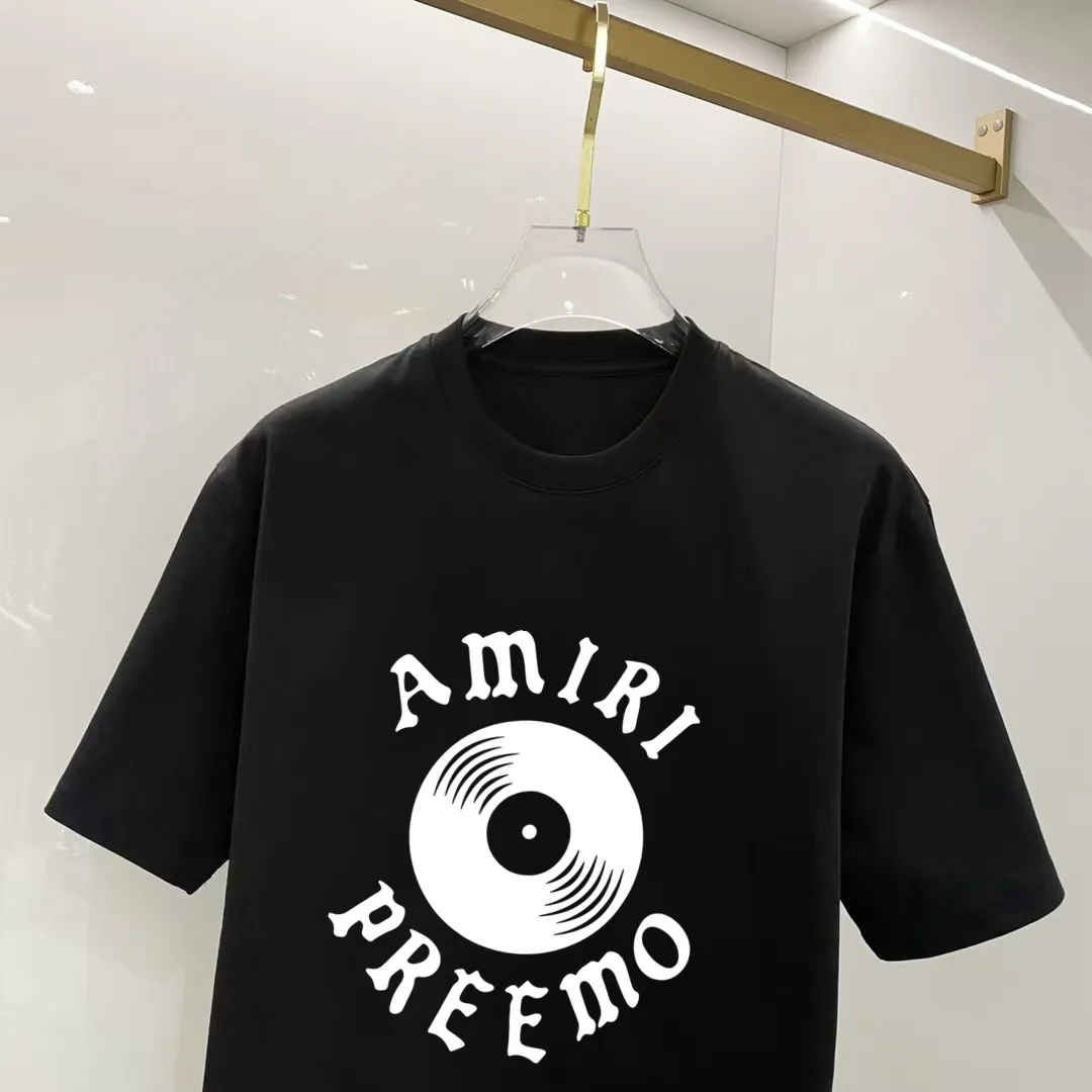P140 AMIRI# 2025 spring and summer new style debut counter, the latest short-sleeved round neck T-shirt, high-end custom design, avant-garde and fashionable! The brand logo is designed with heavy craftsmanship. High-end customized 250g Xinjiang long-staple cotton fabric. Soft to the touch. Comfortable to wear. Exquisite stitching at the counter level. Fine workmanship. The upper body effect is incomparably handsome! A must-have item for a stylish man! Color: black. White! Size: S M L