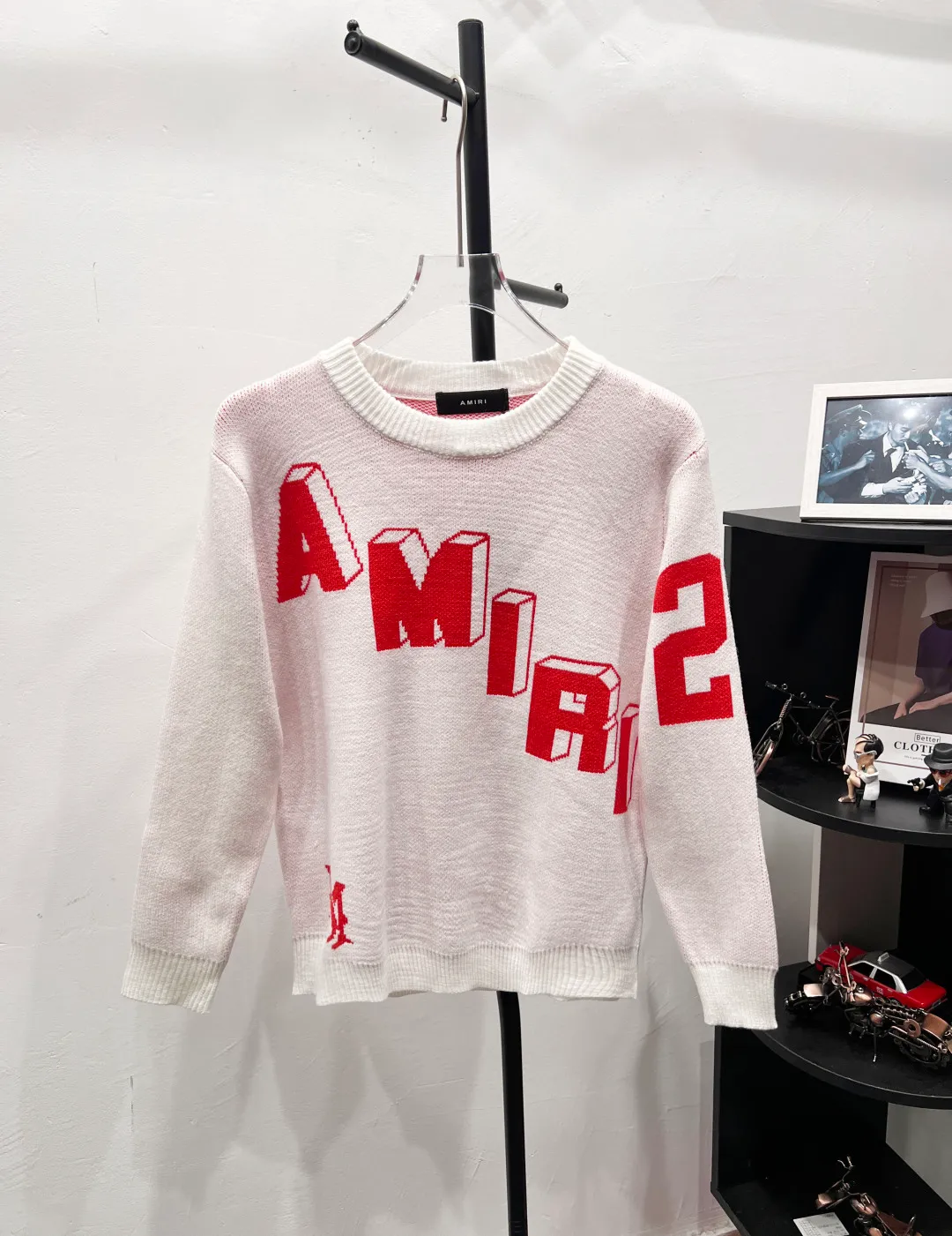 P190 AMIRI 2024 new sweater with 22 letters on the back and large logo on the back. Color-dyed wool blended cotton yarn. High gram weight, high density and ultra-high quality. The wool is soft, delicate and skin-friendly. It feels soft and silky. The hand feel is not ordinary. 💕 All high-gram weight cotton yarn is color-dyed to ensure no color difference. It adopts four-hole knitting method. It is tight and textured. It is durable and does not deform and is not easy to pilling. It has a soft and warm comfort. Wear it alone and it won’t tie you down. It’s absolutely stunning‼ ️Classic knitted clothing uses exquisite details and iconic brand symbols to reinterpret the charming charm. It injects low-key brand logo connotation into the entire design. It is simply amazing. All products are produced on imported looms. The details are clearly visible. The washing water is consistent with ZP. The upper body effect is great. No matter how you match it, it looks high-end and elegant. It has a high-end feel and is so versatile. Color: White Size: S-XL