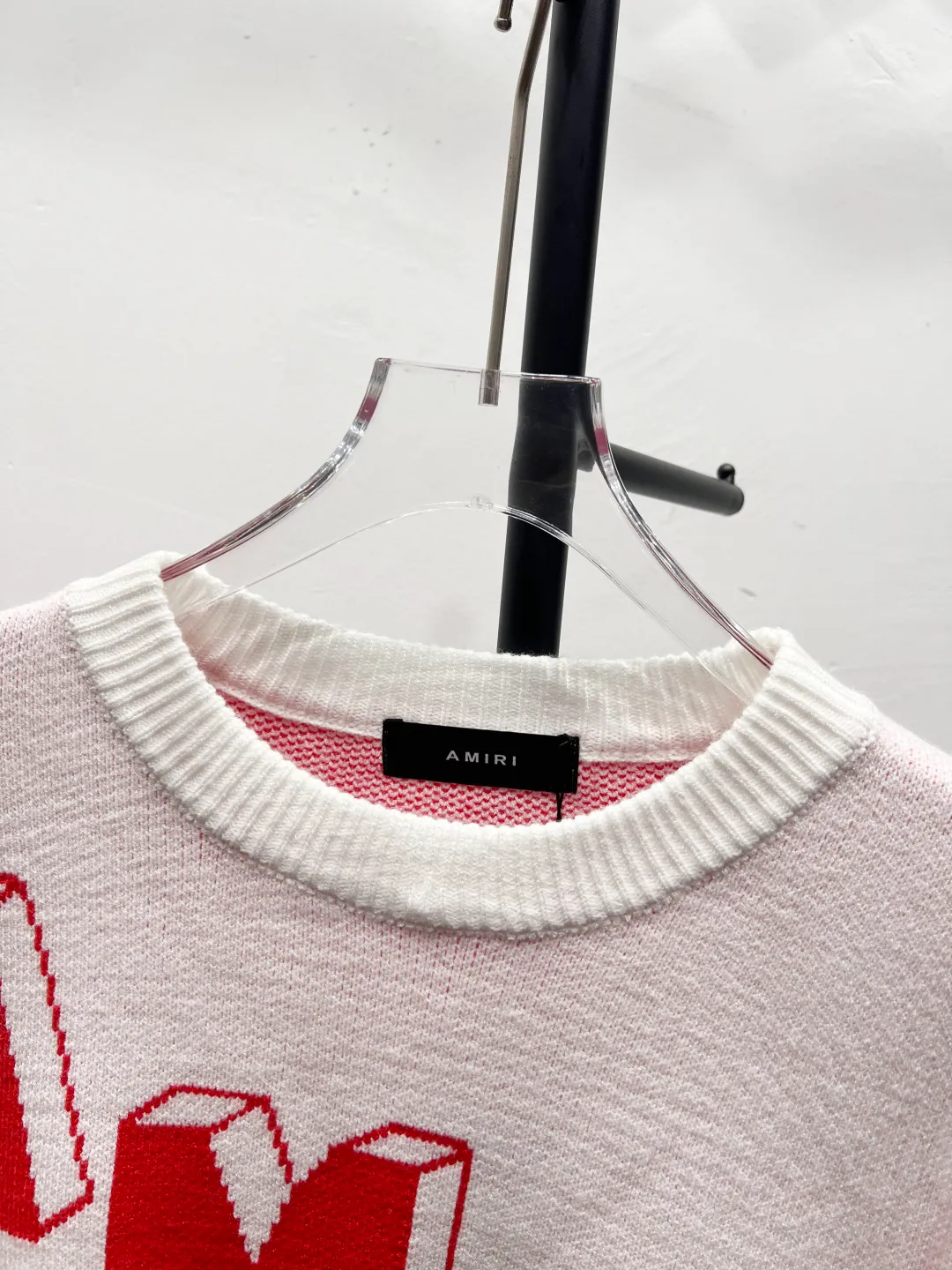 P190 AMIRI 2024 new sweater with 22 letters on the back and large logo on the back. Color-dyed wool blended cotton yarn. High gram weight, high density and ultra-high quality. The wool is soft, delicate and skin-friendly. It feels soft and silky. The hand feel is not ordinary. 💕 All high-gram weight cotton yarn is color-dyed to ensure no color difference. It adopts four-hole knitting method. It is tight and textured. It is durable and does not deform and is not easy to pilling. It has a soft and warm comfort. Wear it alone and it won’t tie you down. It’s absolutely stunning‼ ️Classic knitted clothing uses exquisite details and iconic brand symbols to reinterpret the charming charm. It injects low-key brand logo connotation into the entire design. It is simply amazing. All products are produced on imported looms. The details are clearly visible. The washing water is consistent with ZP. The upper body effect is great. No matter how you match it, it looks high-end and elegant. It has a high-end feel and is so versatile. Color: White Size: S-XL