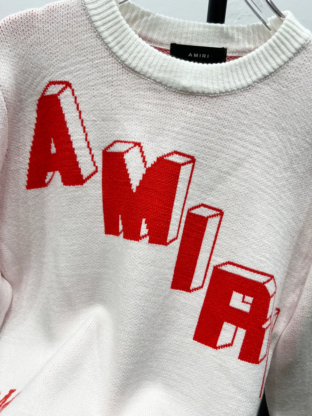 P190 AMIRI 2024 new sweater with 22 letters on the back and large logo on the back. Color-dyed wool blended cotton yarn. High gram weight, high density and ultra-high quality. The wool is soft, delicate and skin-friendly. It feels soft and silky. The hand feel is not ordinary. 💕 All high-gram weight cotton yarn is color-dyed to ensure no color difference. It adopts four-hole knitting method. It is tight and textured. It is durable and does not deform and is not easy to pilling. It has a soft and warm comfort. Wear it alone and it won’t tie you down. It’s absolutely stunning‼ ️Classic knitted clothing uses exquisite details and iconic brand symbols to reinterpret the charming charm. It injects low-key brand logo connotation into the entire design. It is simply amazing. All products are produced on imported looms. The details are clearly visible. The washing water is consistent with ZP. The upper body effect is great. No matter how you match it, it looks high-end and elegant. It has a high-end feel and is so versatile. Color: White Size: S-XL