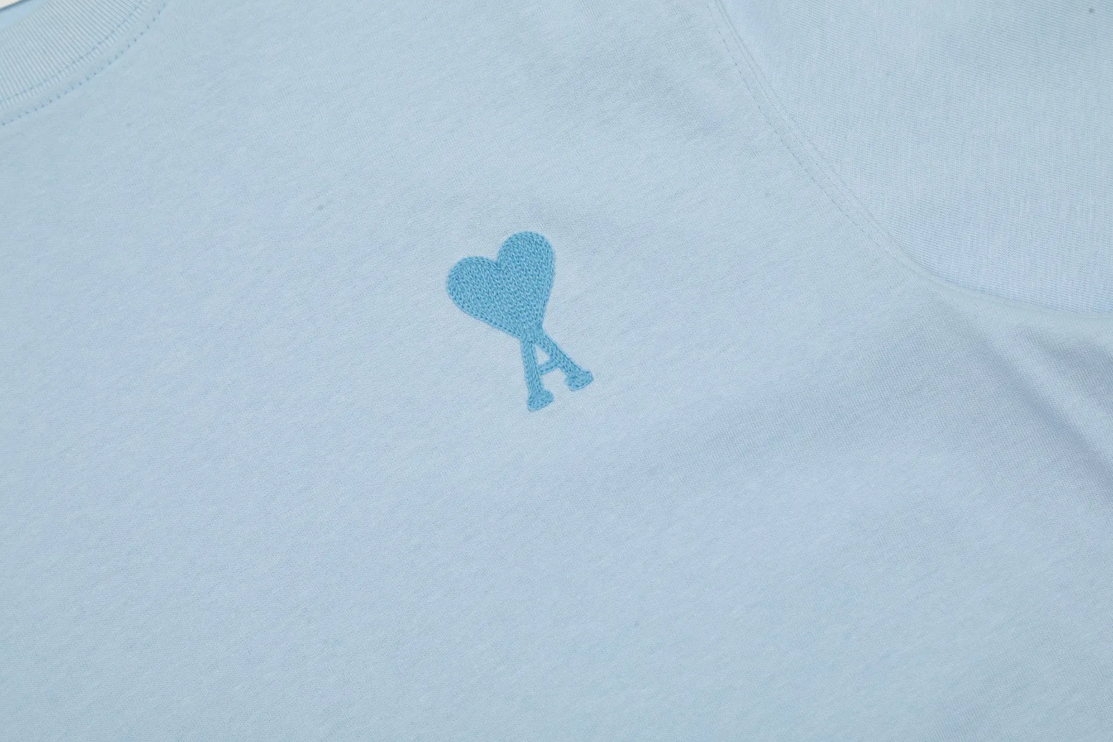 🅿️116 "The first quality in the market" Style number: LT3109# Ami Ami 2024ss spring and summer classic new embroidered love short sleeves We have been making this style for the third year. At the beginning, there were no counters in mainland China and we were already making it. The quality and details are invincible. Order with confidence and pay attention to the details. ✅2024 newly upgraded two-end folding handmade main wheat. Restore the counter. ✅240G Xinjiang long-staple cotton top double yarn. The shrinkage rate is controlled at 2%. Export-grade solid color quality, truly not easy to deform, shrink or fade. ✅Details are the only one in Guangzhou. Half-fold neck design at the counter. Complex workmanship. ✅The maximum size can be worn up to 230 catties. No pressure to export to Europe and the United States. Sizes S-XL Color (8 colors): Black, navy, oatmeal, pink, white, gray, light blue, rose pink
