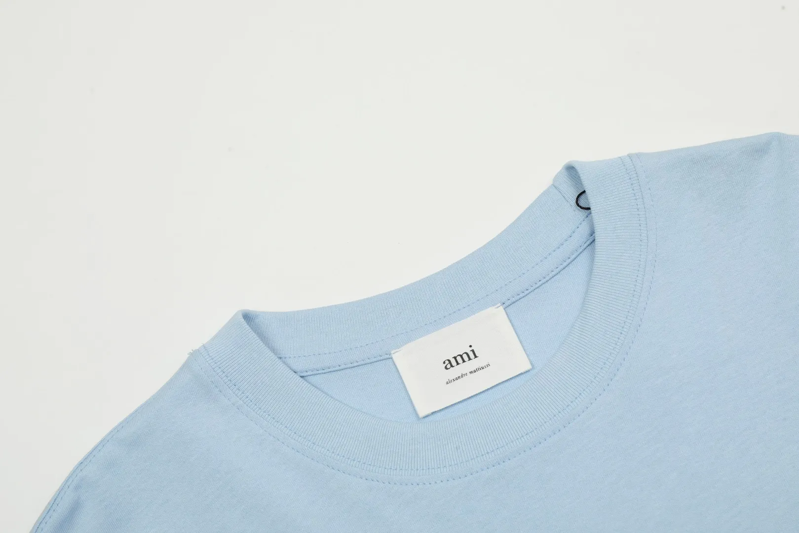 🅿️116 "The first quality in the market" Style number: LT3109# Ami Ami 2024ss spring and summer classic new embroidered love short sleeves We have been making this style for the third year. At the beginning, there were no counters in mainland China and we were already making it. The quality and details are invincible. Order with confidence and pay attention to the details. ✅2024 newly upgraded two-end folding handmade main wheat. Restore the counter. ✅240G Xinjiang long-staple cotton top double yarn. The shrinkage rate is controlled at 2%. Export-grade solid color quality, truly not easy to deform, shrink or fade. ✅Details are the only one in Guangzhou. Half-fold neck design at the counter. Complex workmanship. ✅The maximum size can be worn up to 230 catties. No pressure to export to Europe and the United States. Sizes S-XL Color (8 colors): Black, navy, oatmeal, pink, white, gray, light blue, rose pink