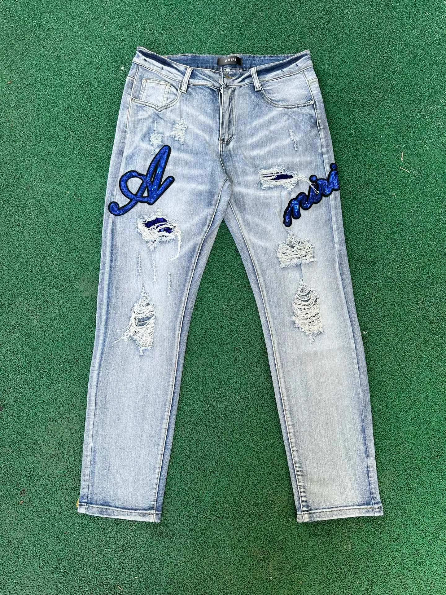 P186 💰 AMIRI patch embroidery jeans trousers AMIRI high street basic ripped tight elastic jeans trousers amiri brand jeans break the production process and cutting of the original jeans, the fabrics are softer and more comfortable Hand-sewn collar label Customized logo buttons Genuine leather tag Color: Picture color Size: 30-32-34-36
